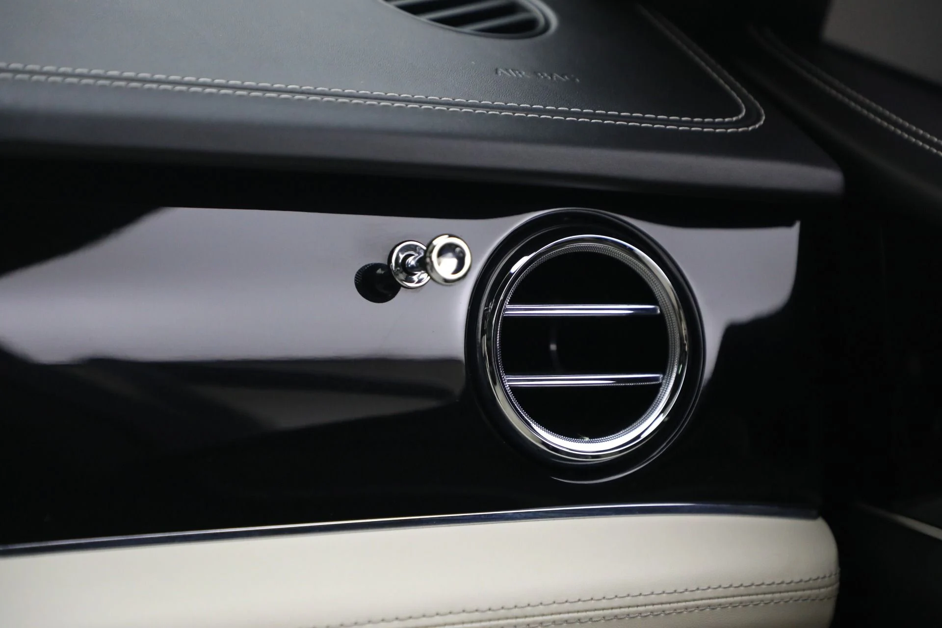 mph026_2398130300_Used_2023_Bentley_Bentayga_V8_1770079262_30c48d709f