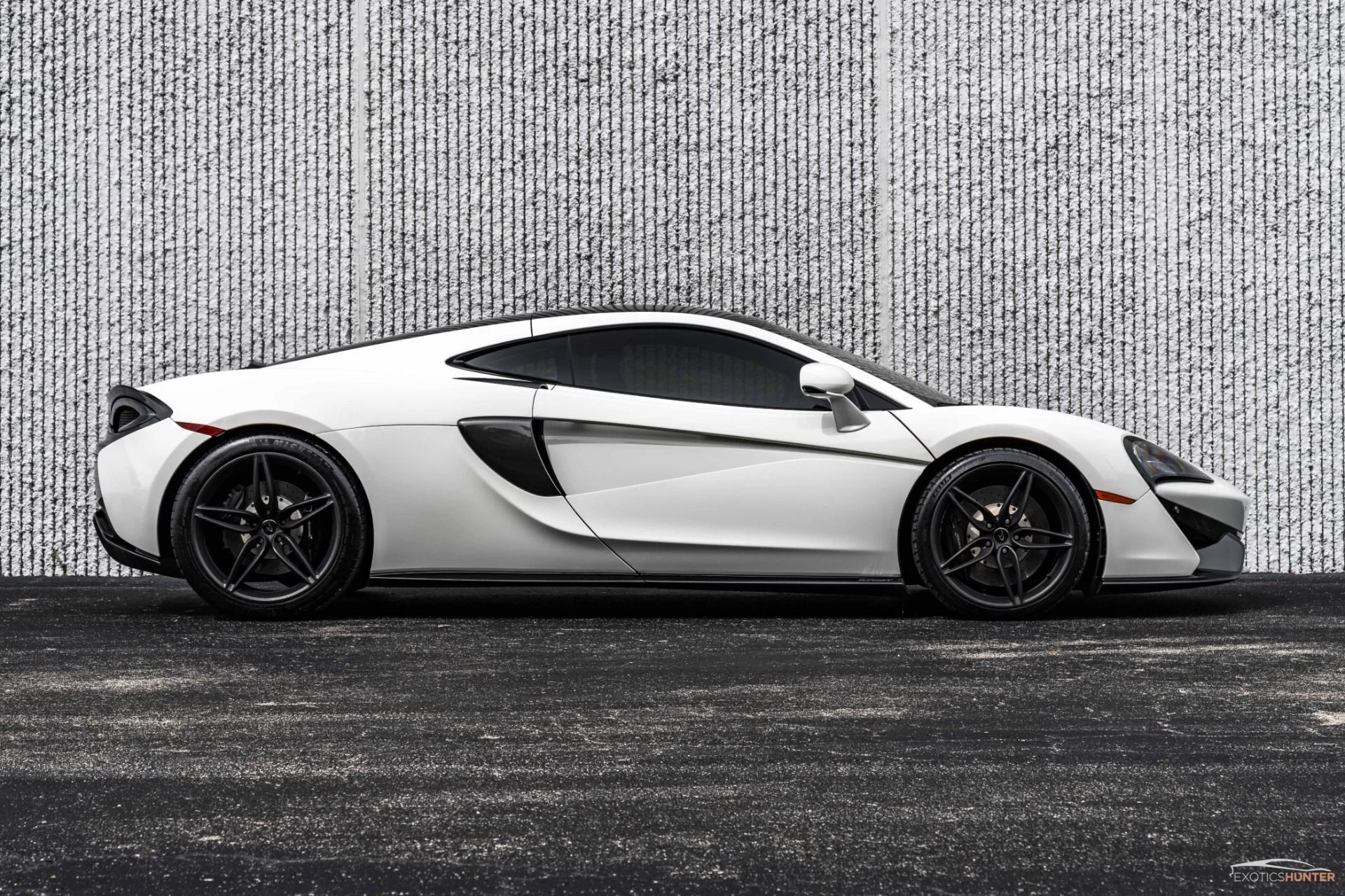 mph026_2408582591_Used_2017_Mc_Laren_570_GT_w_Carbon_Fiber_Interior_Pack_Two_Tone_White_Black_Interior_1762205612_33afa1e21c