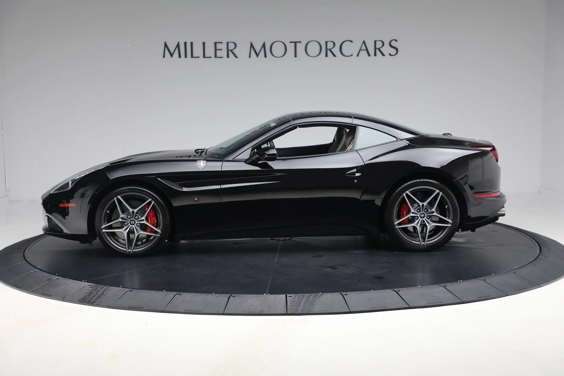 mph026_2419136308_Used_2016_Ferrari_California_T_1749504250_6d6adddd3c
