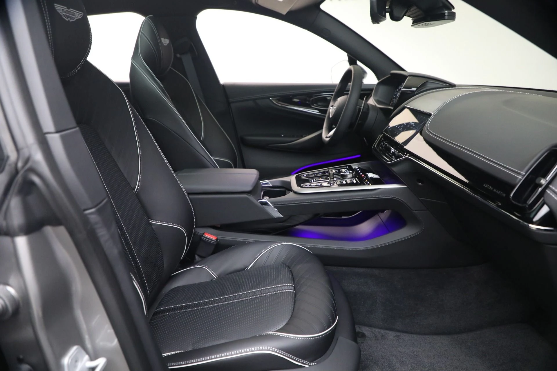 mph026_2420073803_New_2026_Aston_Martin_DBX_707_1767813169_6da14e07e2