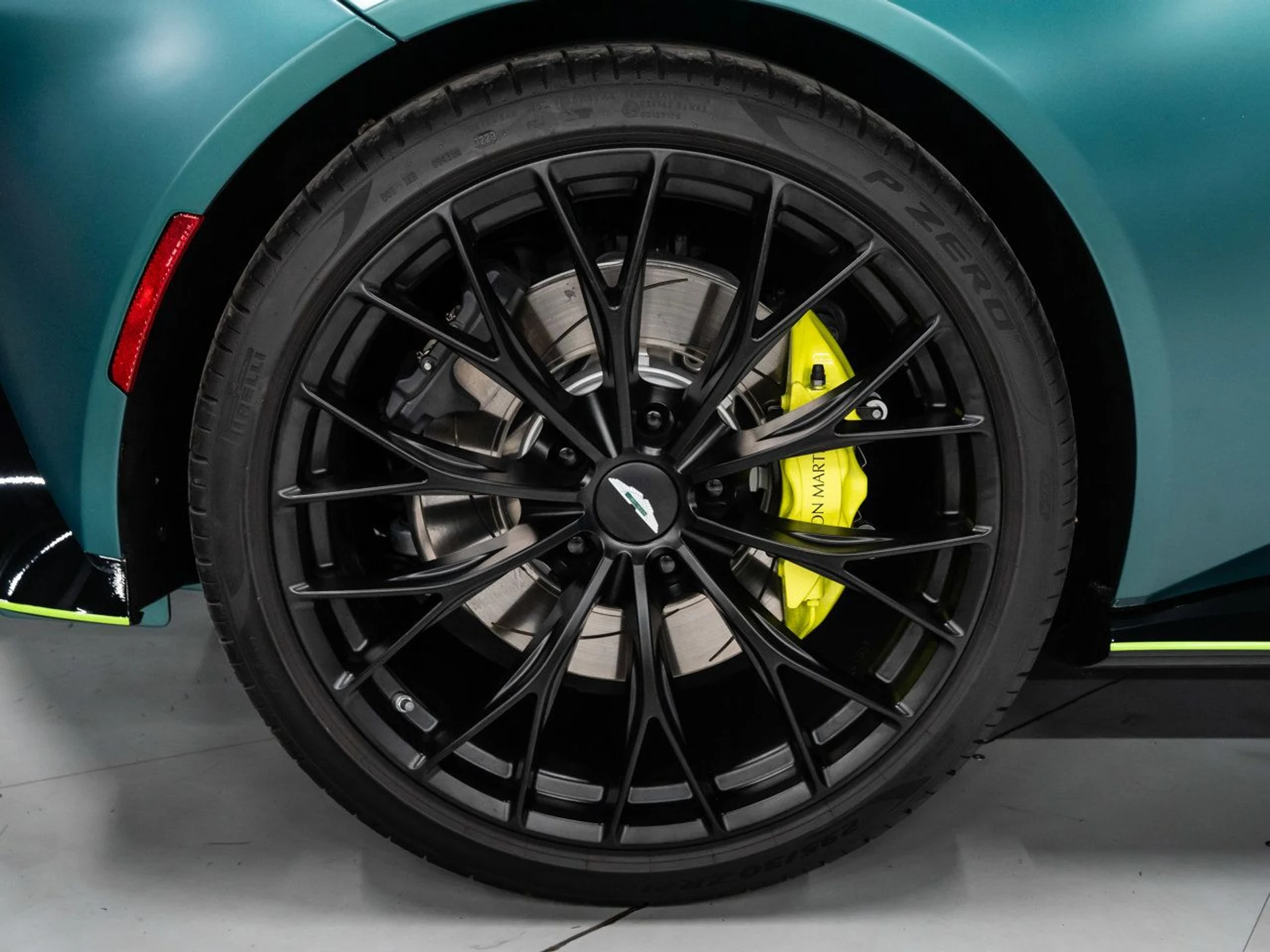mph026_2420996082_aston_martin_vantage_2023_e3b8ae94fc