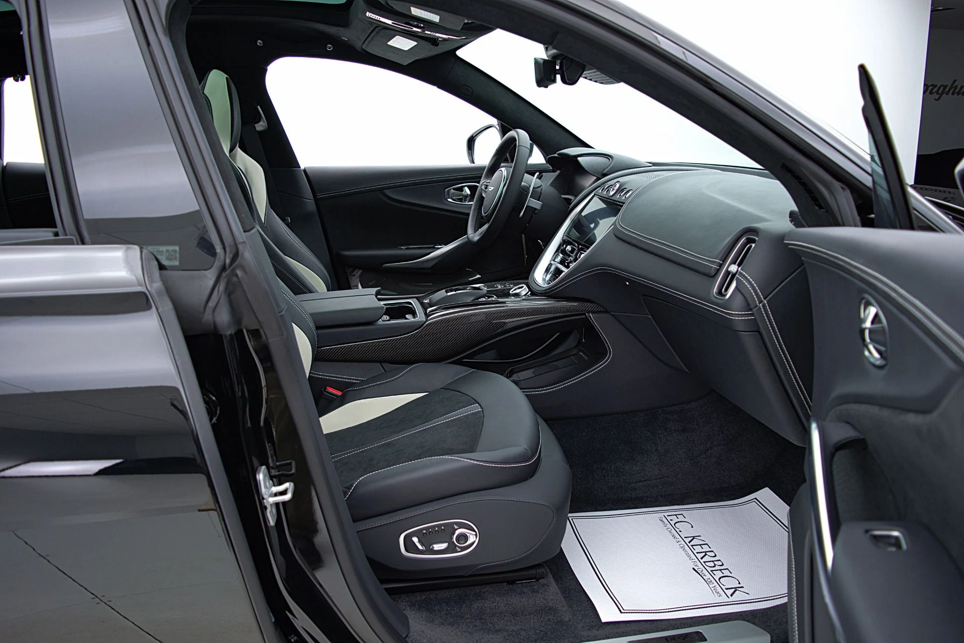 mph026_2424748970_Used_2023_Aston_Martin_DBX_707_44f86a1074