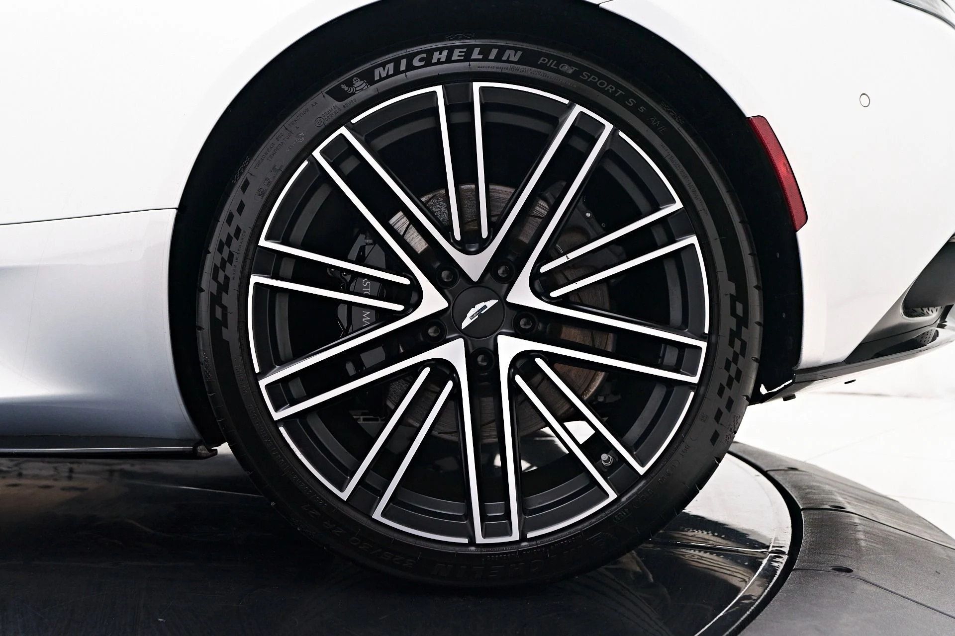 mph026_2436232369_Used_2024_Aston_Martin_DB_12_1755890605_fa4e7fdfdc