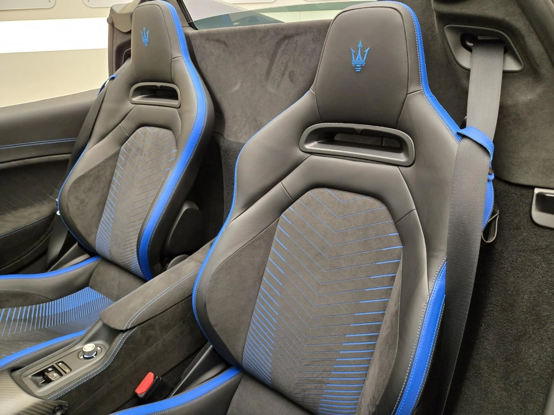 mph026_2439946663_Used_2023_Maserati_MC_20_Cielo_1777354582_dfd5237e95