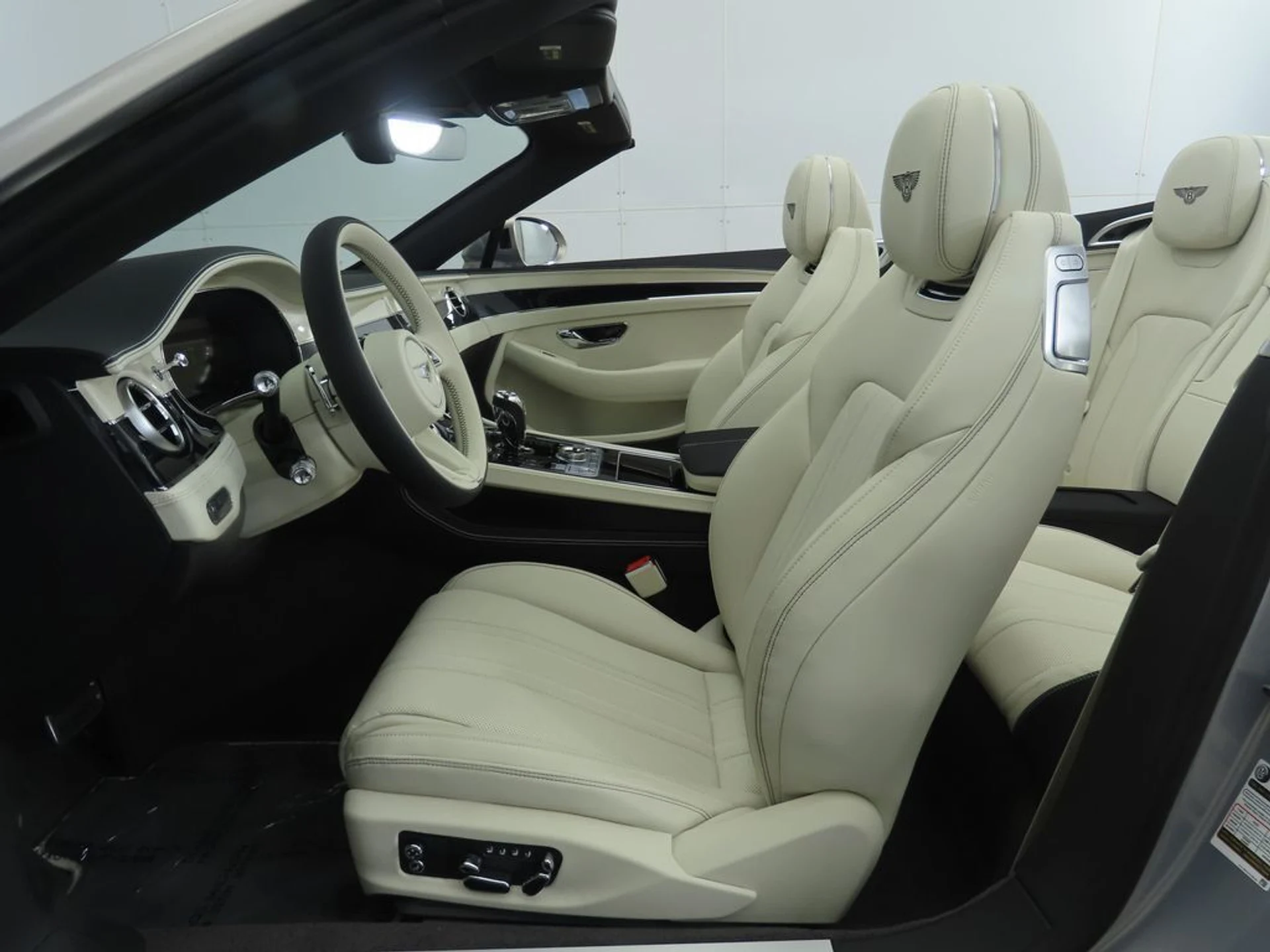 mph026_2467655617_new_2025_bentley_continental_gtblackeditionconvertible_8119_22910189_27_1024_889760b0c2