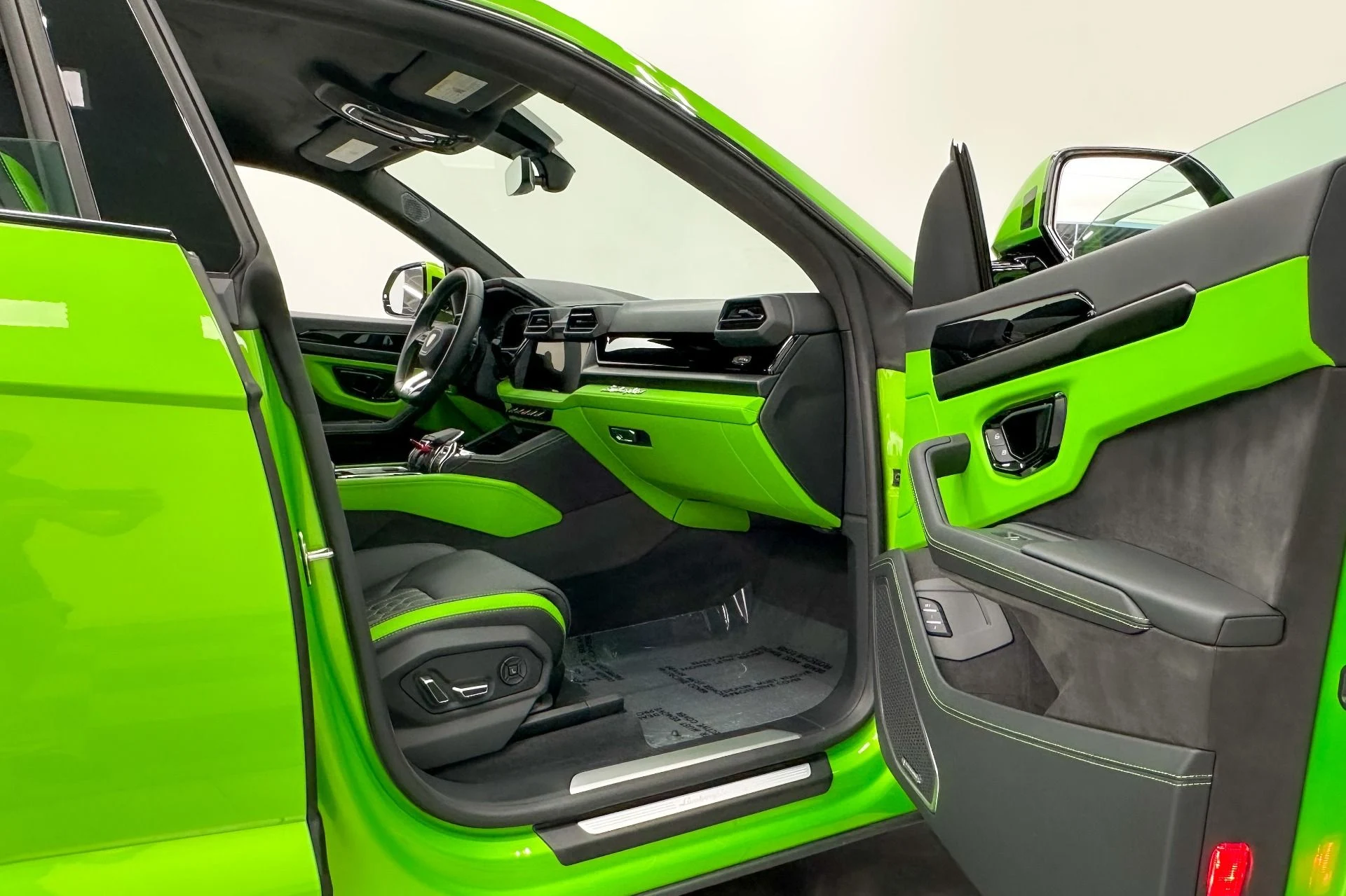 mph026_246873687_Used_2025_Lamborghini_Urus_SE_Bicolor_Sportive_Interior_870_Miles_789_Horsepower_1772047761_297305ffad
