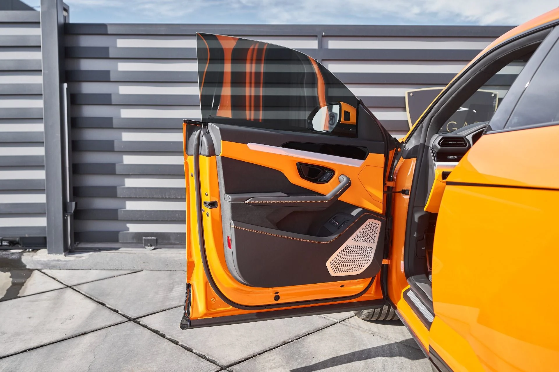 mph026_2494725561_Used_2025_Lamborghini_Urus_SE_1763677010_d22dd3ea33