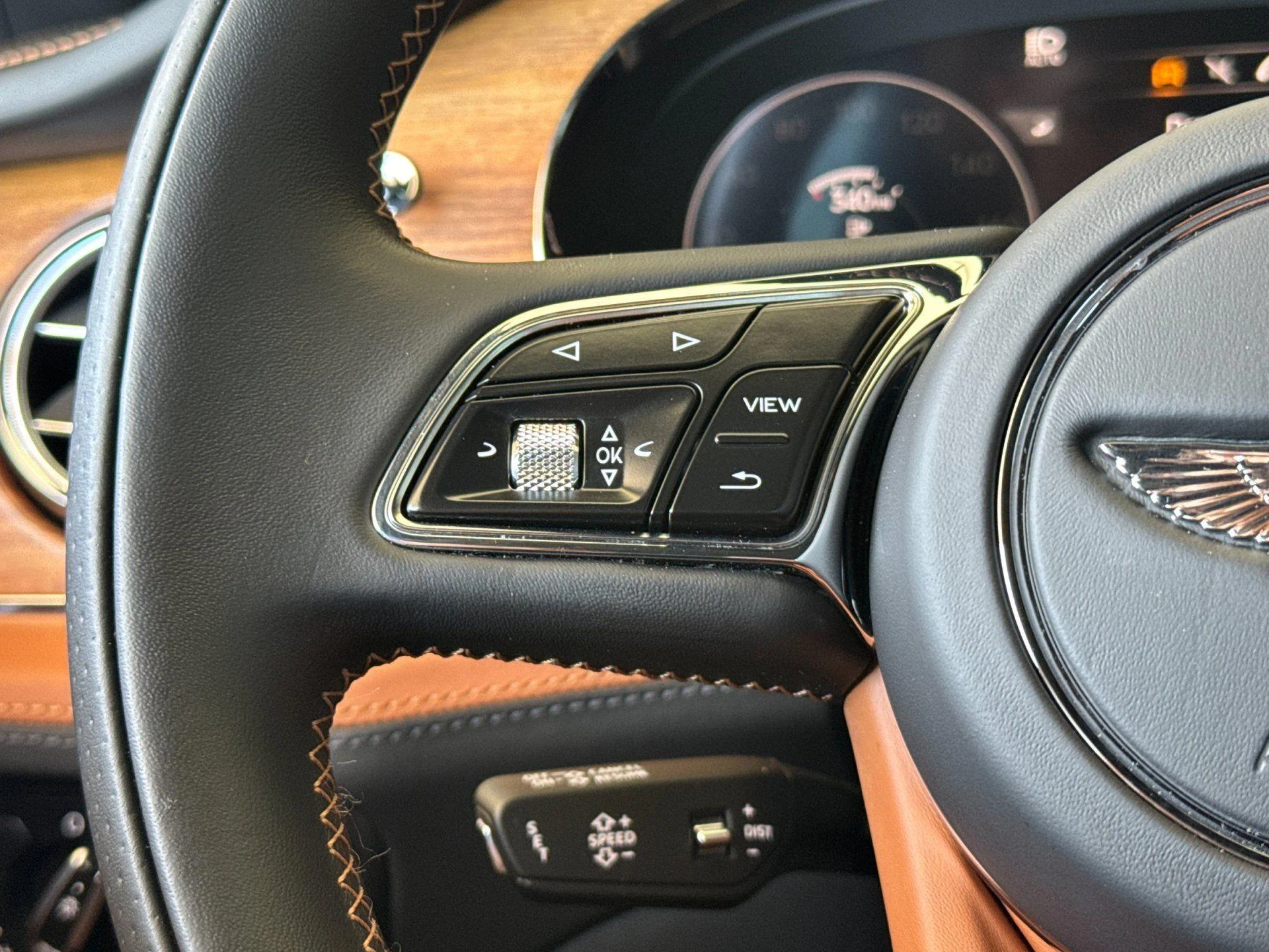 mph026_2496637779_Used_2023_Bentley_Bentayga_EWB_Azure_1786613185_2604abc161