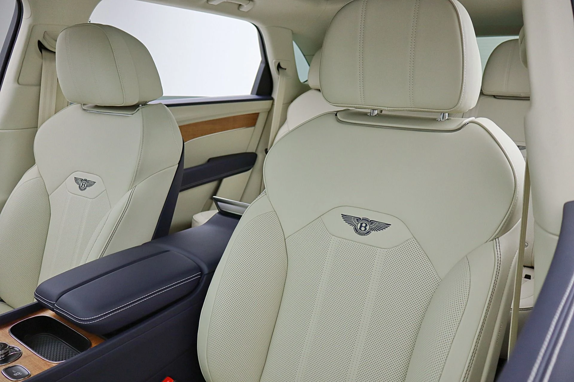 mph026_2523044049_New_2026_Bentley_Bentayga_EWB_V8_09822b0240