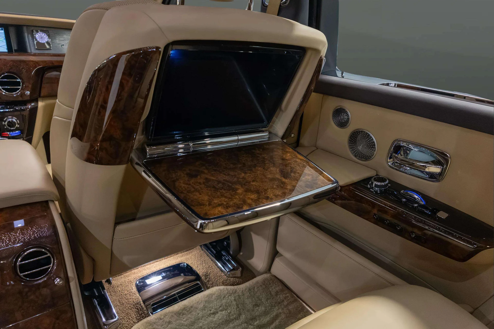 mph026_252420417_1b9577d2_70a7_42a9_b1ae_893da8c44cf6_201920_Rolls_Royce20_Phantom2028_SCA_687_S59_KU_10466929_26_e006078366