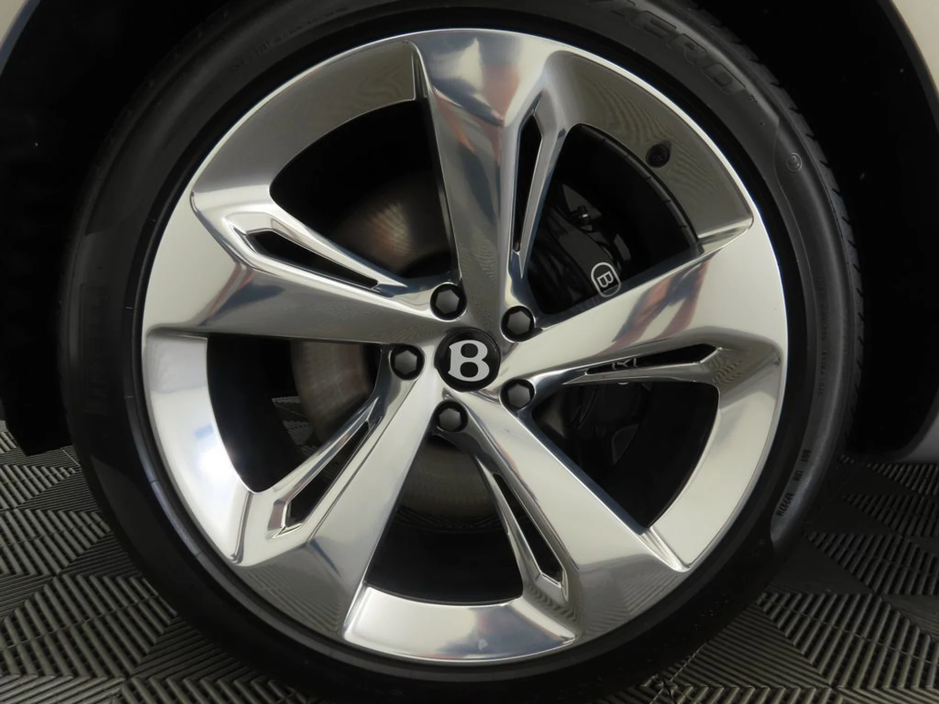 mph026_2545318929_new_2025_bentley_bentayga_ewb_v8awd_8119_22908718_27_1024_8087a8183b