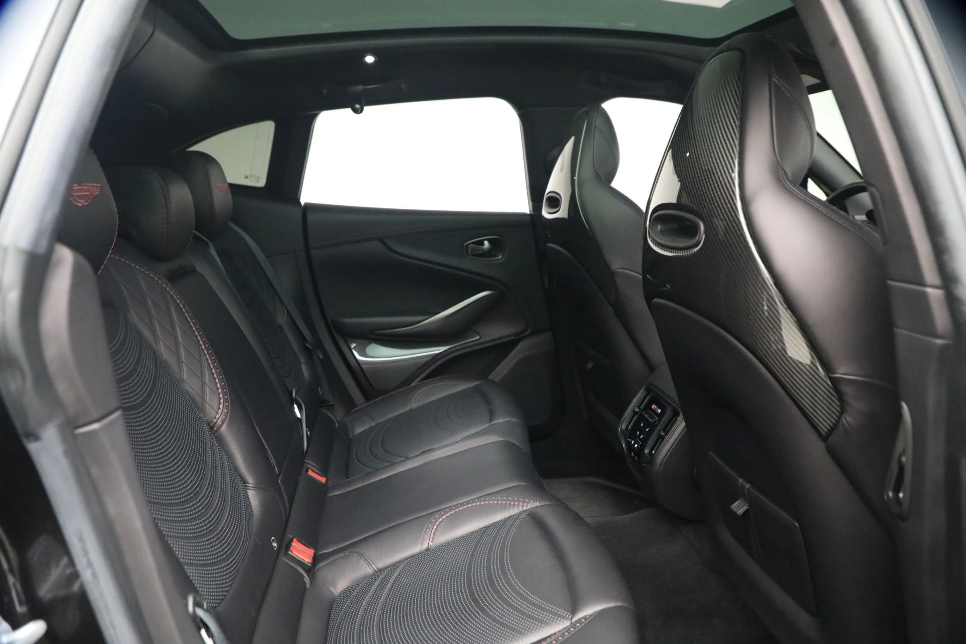 mph026_2568068705_Used_2022_Aston_Martin_DBX_1777325442_b07c56991b