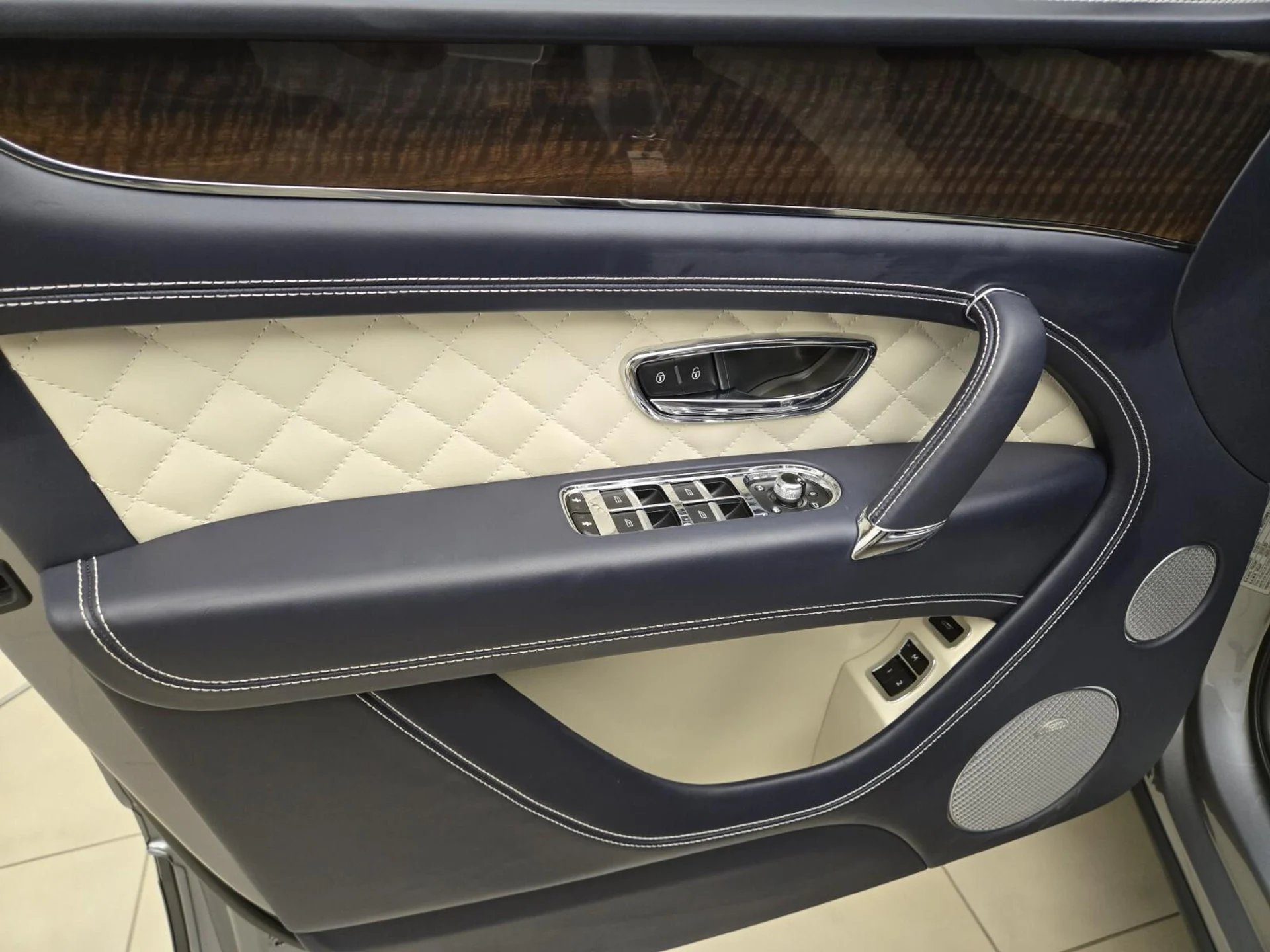 mph026_2571235124_Used_2018_Bentley_Bentayga_W12_1776837879_1dcdffd75d