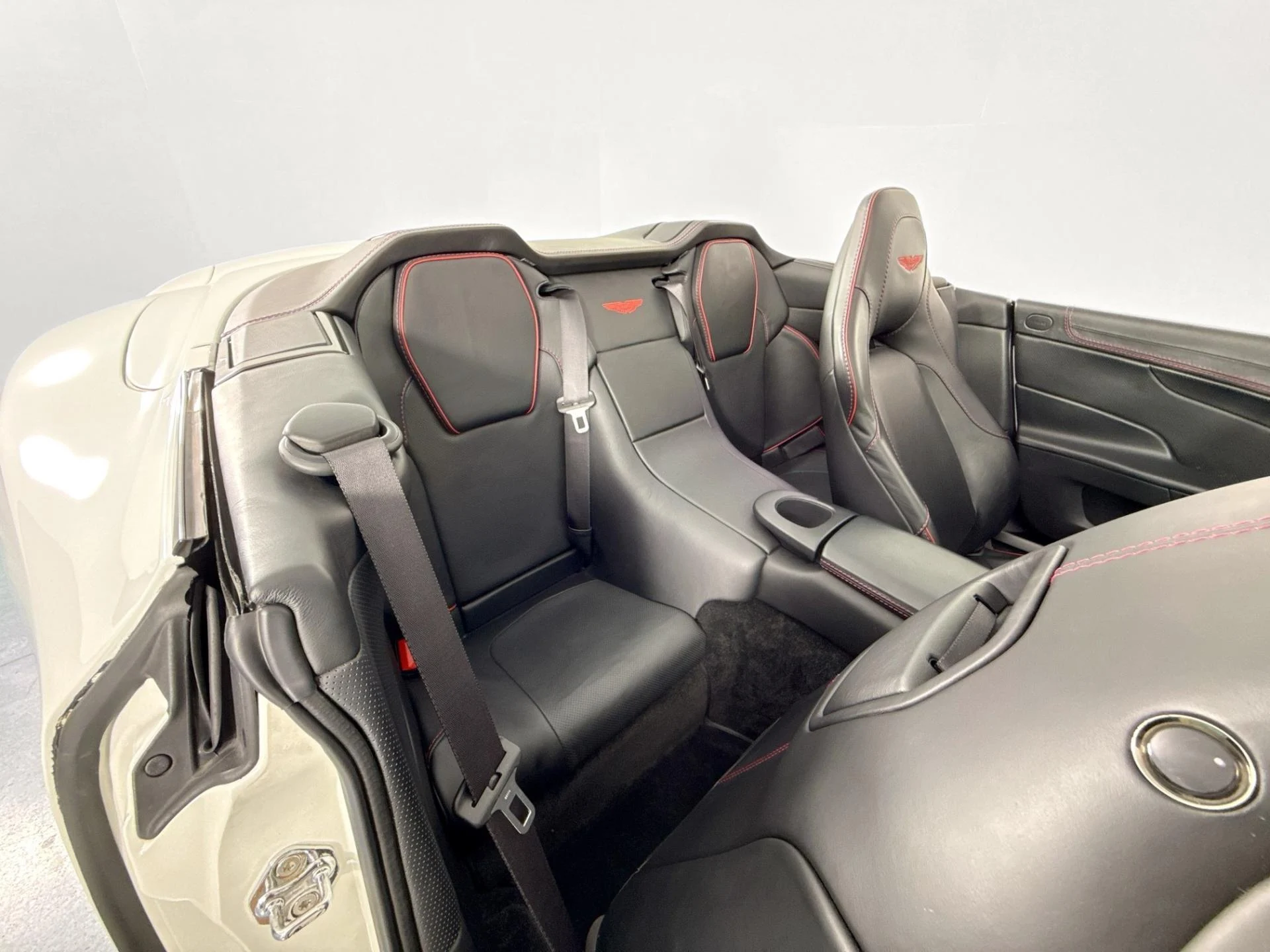 mph026_2571858684_Used_2015_Aston_Martin_Vanquish_Volante_1782334097_084e0ae3d8