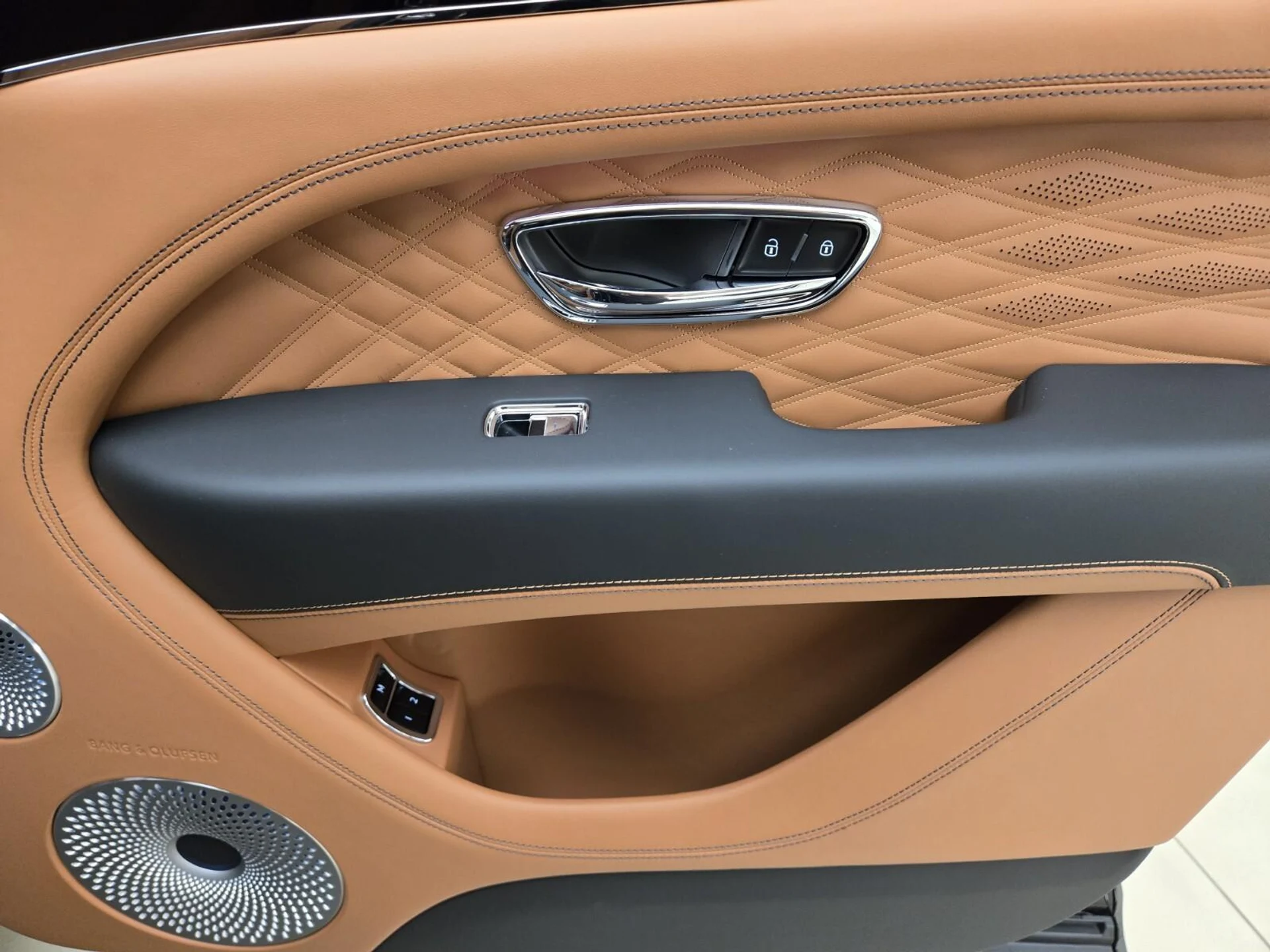 mph026_2574093434_Used_2024_Bentley_Bentayga_V8_1743763213_7cb229b3d2