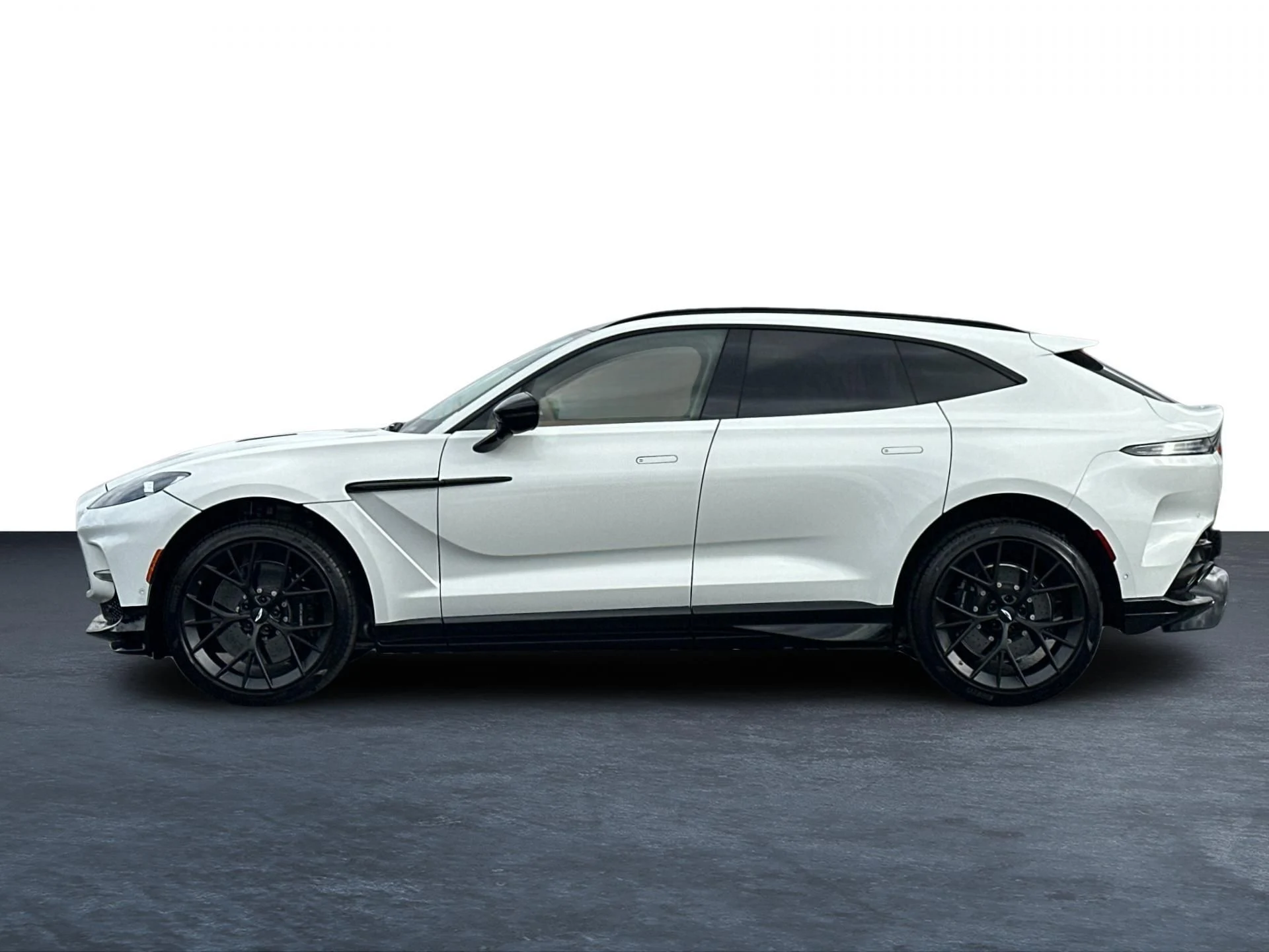mph026_2581858602_New_2025_Aston_Martin_DBX_707_1759500548_5769d901df