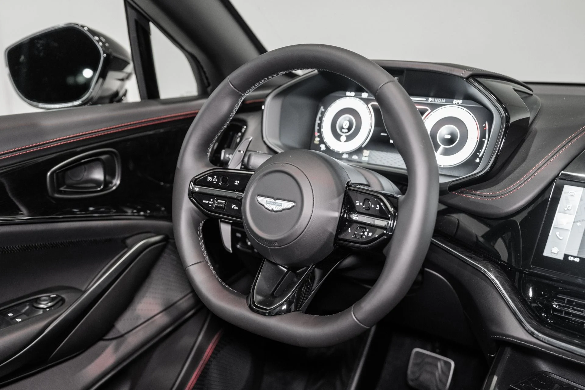 mph026_2585759713_New_2026_Aston_Martin_DBX_707_1765217762_d0a1c973b6