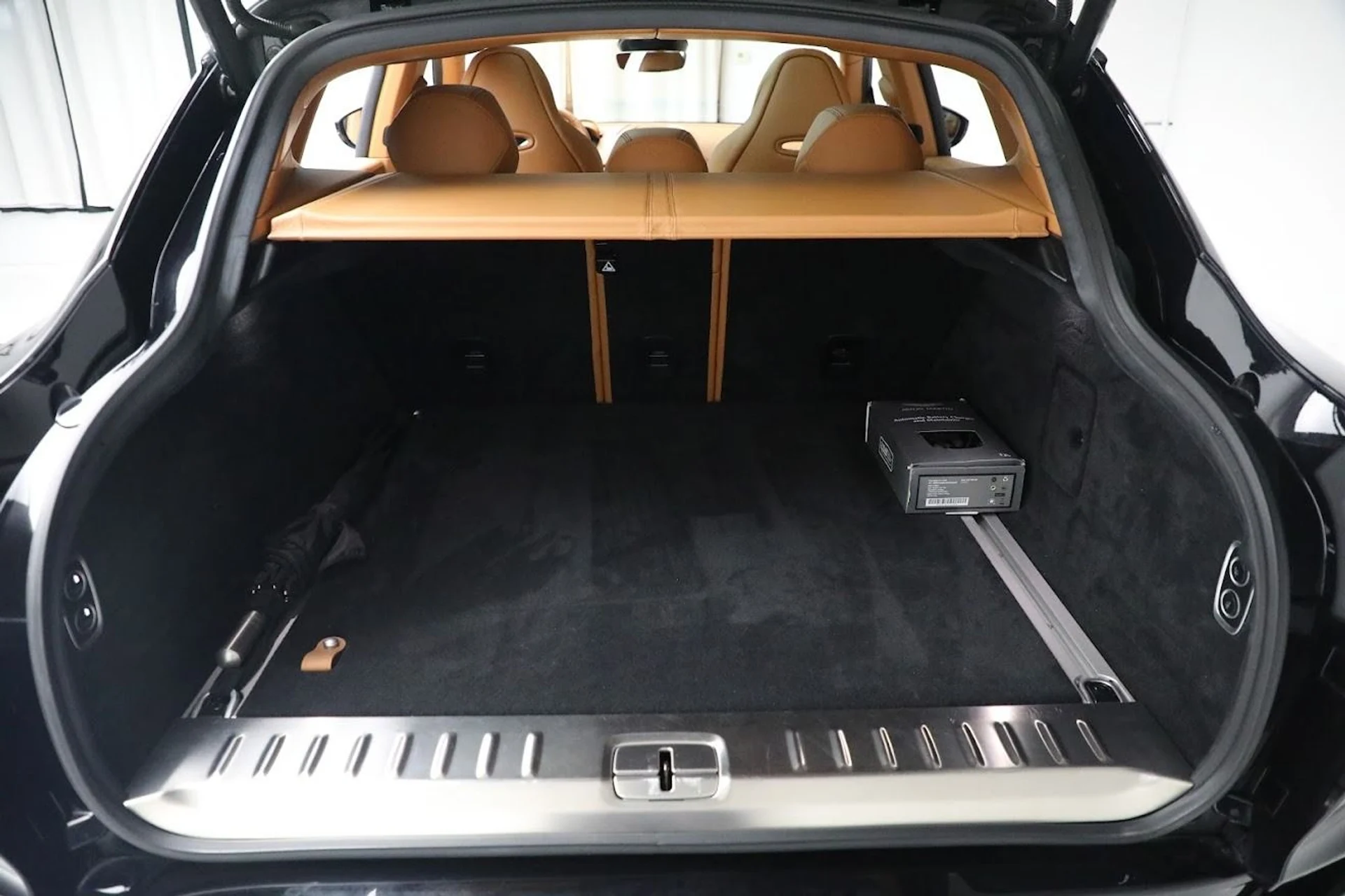 mph026_2593933130_Used_2021_Aston_Martin_DBX_1784989752_c89788e36f