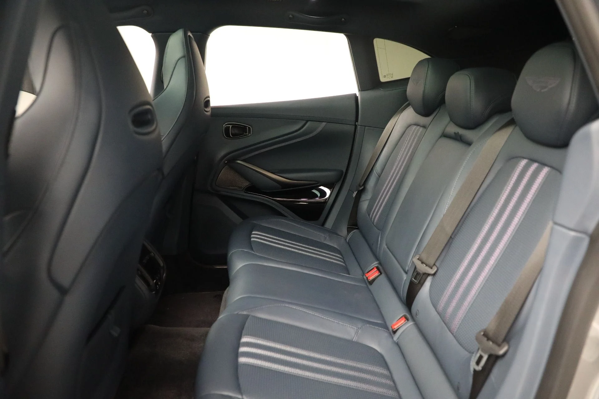 mph026_2601932309_New_2025_Aston_Martin_DBX_707_1762018753_c7bd5e93fc