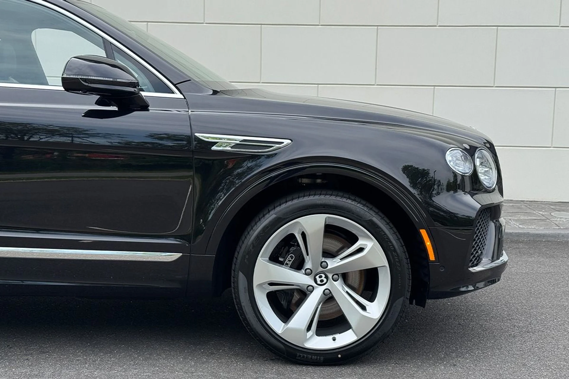 mph026_2617241305_New_2025_Bentley_Bentayga_V8_1749227501_92090f4206