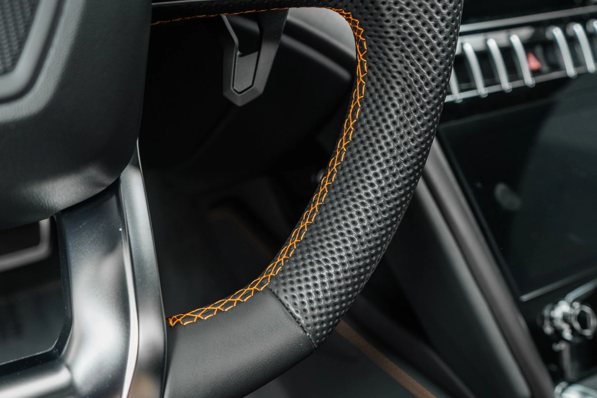 mph026_2644324369_Used_2022_Lamborghini_Urus_1778007764_d7e8e2f555