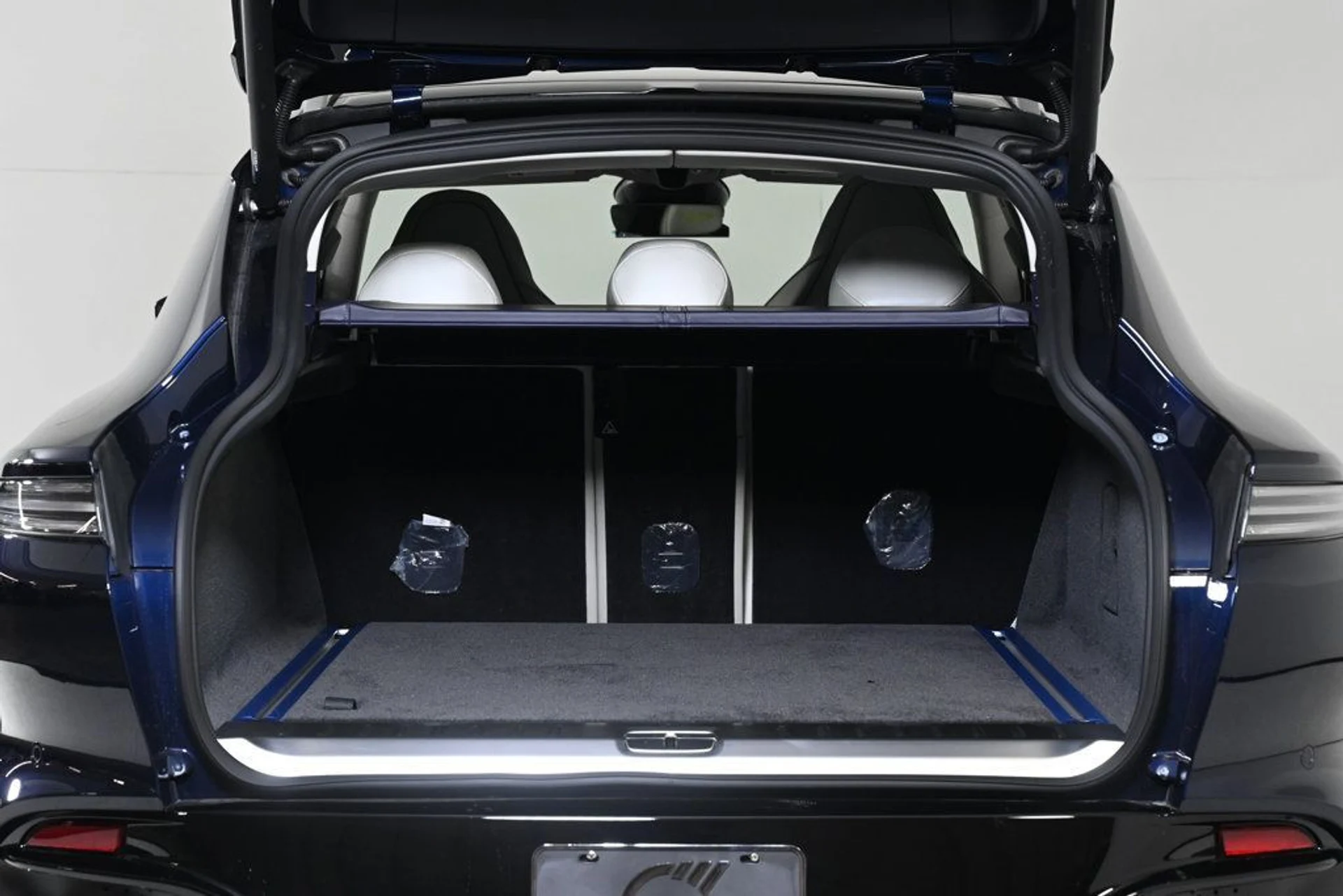 mph026_2679117221_new_2026_aston_martin_dbx_707awd_11350_22965901_26_1024_99d99c9519