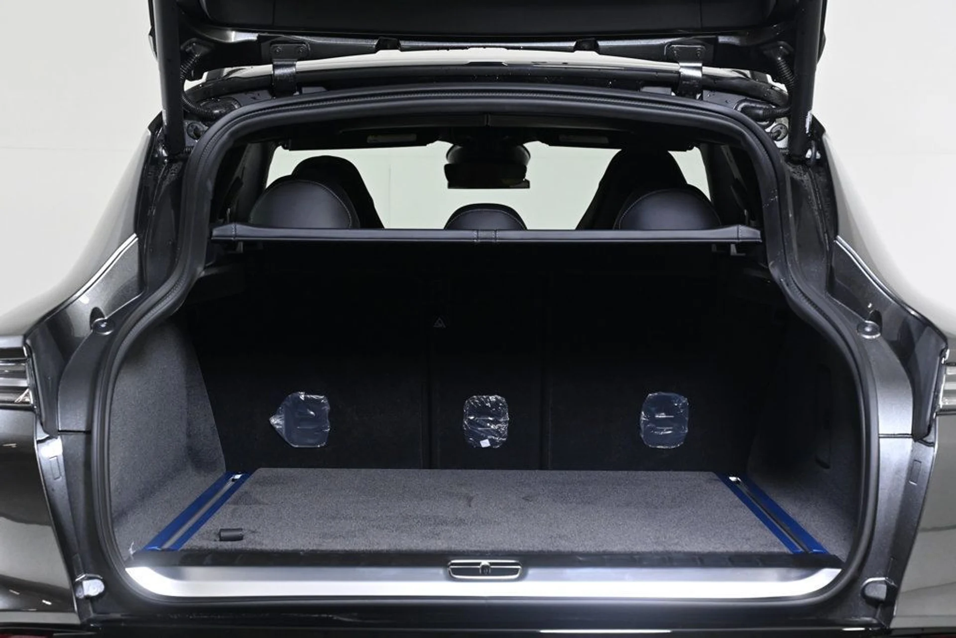 mph026_2697523899_new_2026_aston_martin_dbx_707awd_11350_22965888_26_1024_d742d6e275