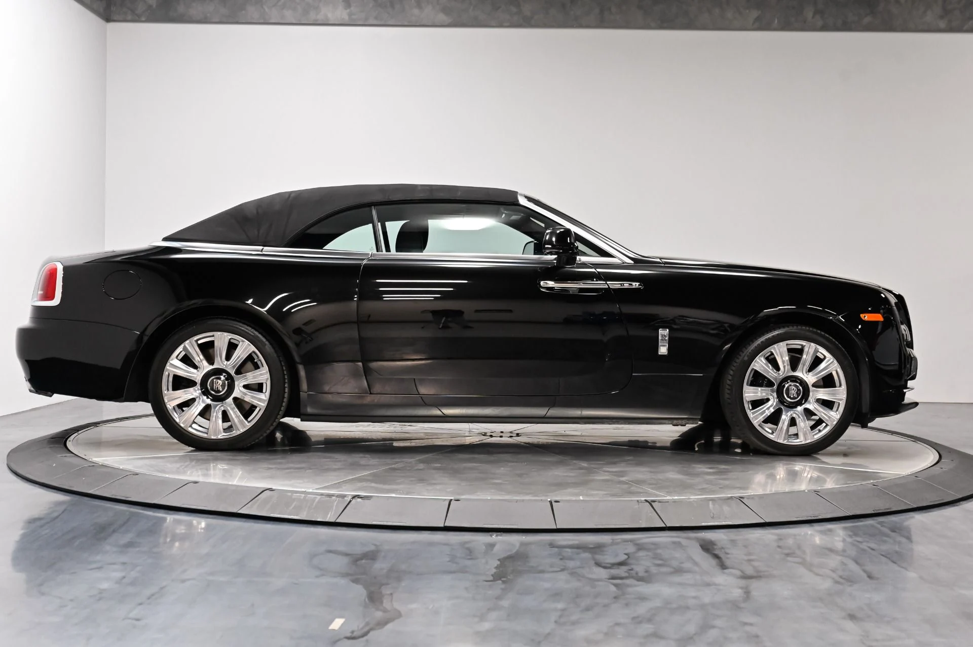 mph026_2697839828_Used_2017_Rolls_Royce_Dawn_Base_1789749608_2c96081bff