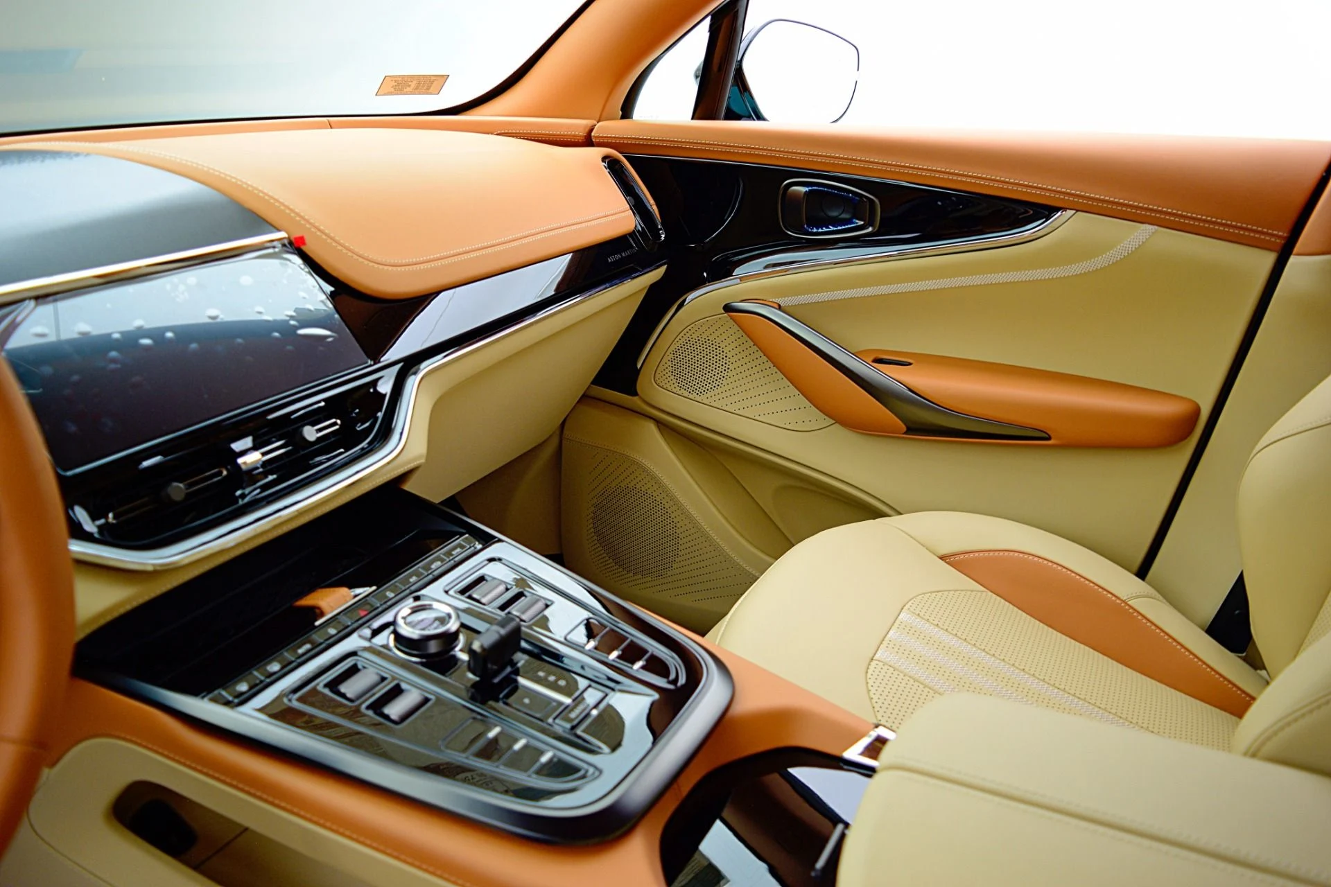 mph026_2716943259_New_2025_Aston_Martin_DBX_707_51f5bdfbed