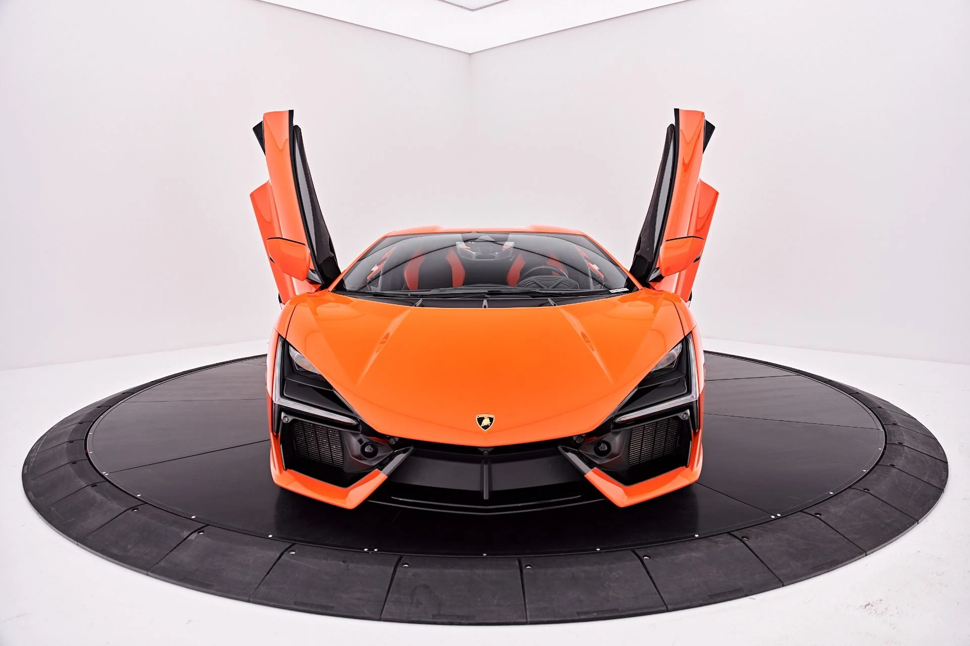 mph026_2719627109_Used_2024_Lamborghini_Revuelto_Base_1787792757_f1b701e7b2