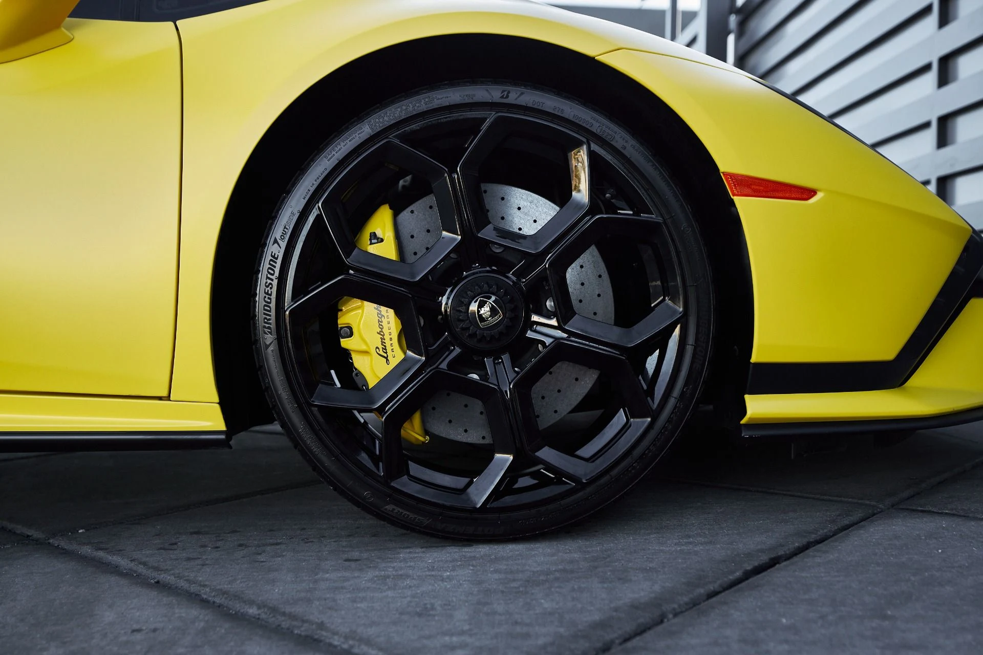 mph026_2719713962_Used_2023_Lamborghini_Huracan_Tecnica_Base_1765333499_247d9ca33b