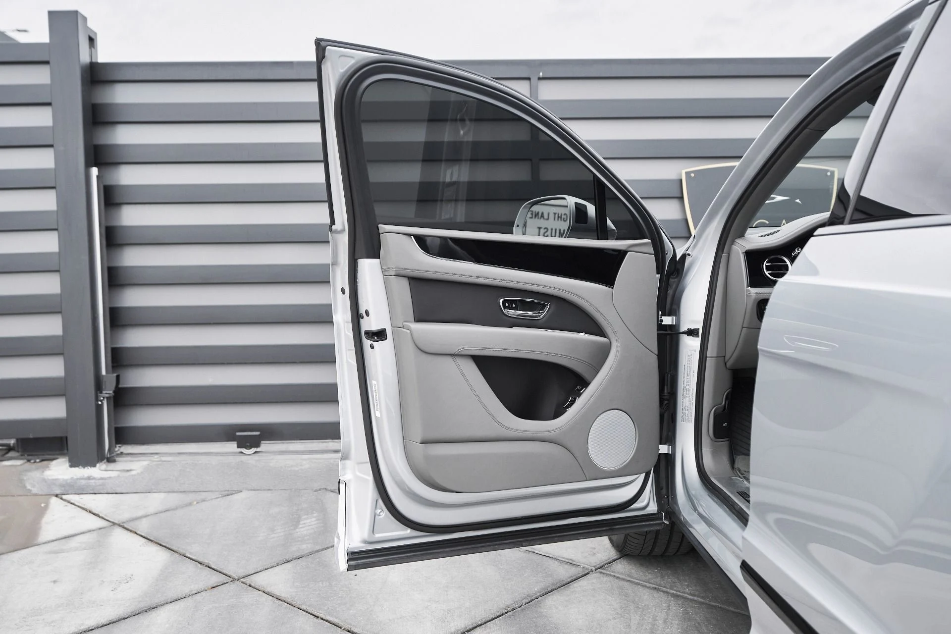 mph026_2729613733_Used_2023_Bentley_Bentayga_EWB_Azure_1763502504_7549191fd3