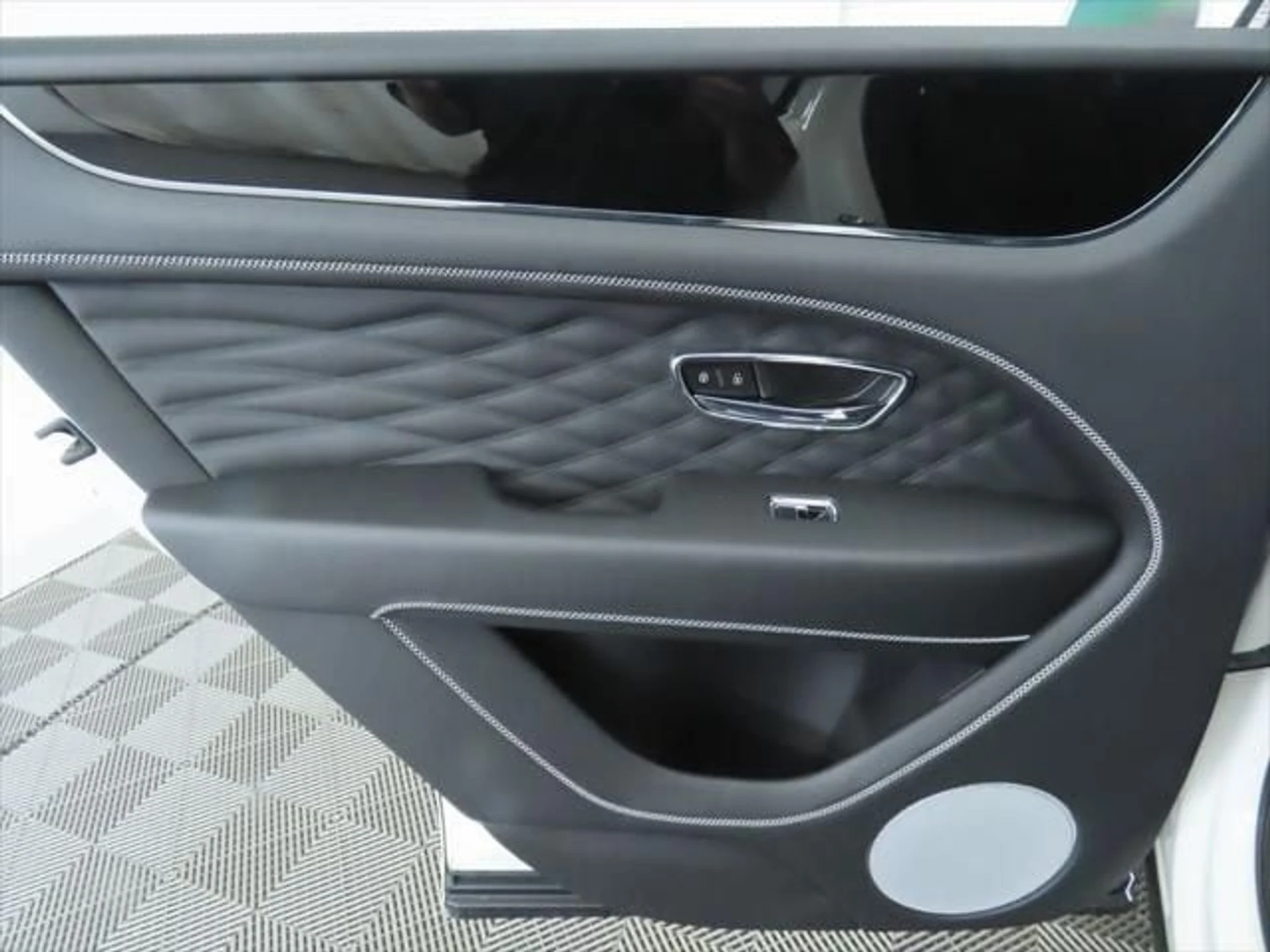 mph026_2758160087_new_2025_bentley_bentayga_8119_22803697_27_640_3f72fc9366