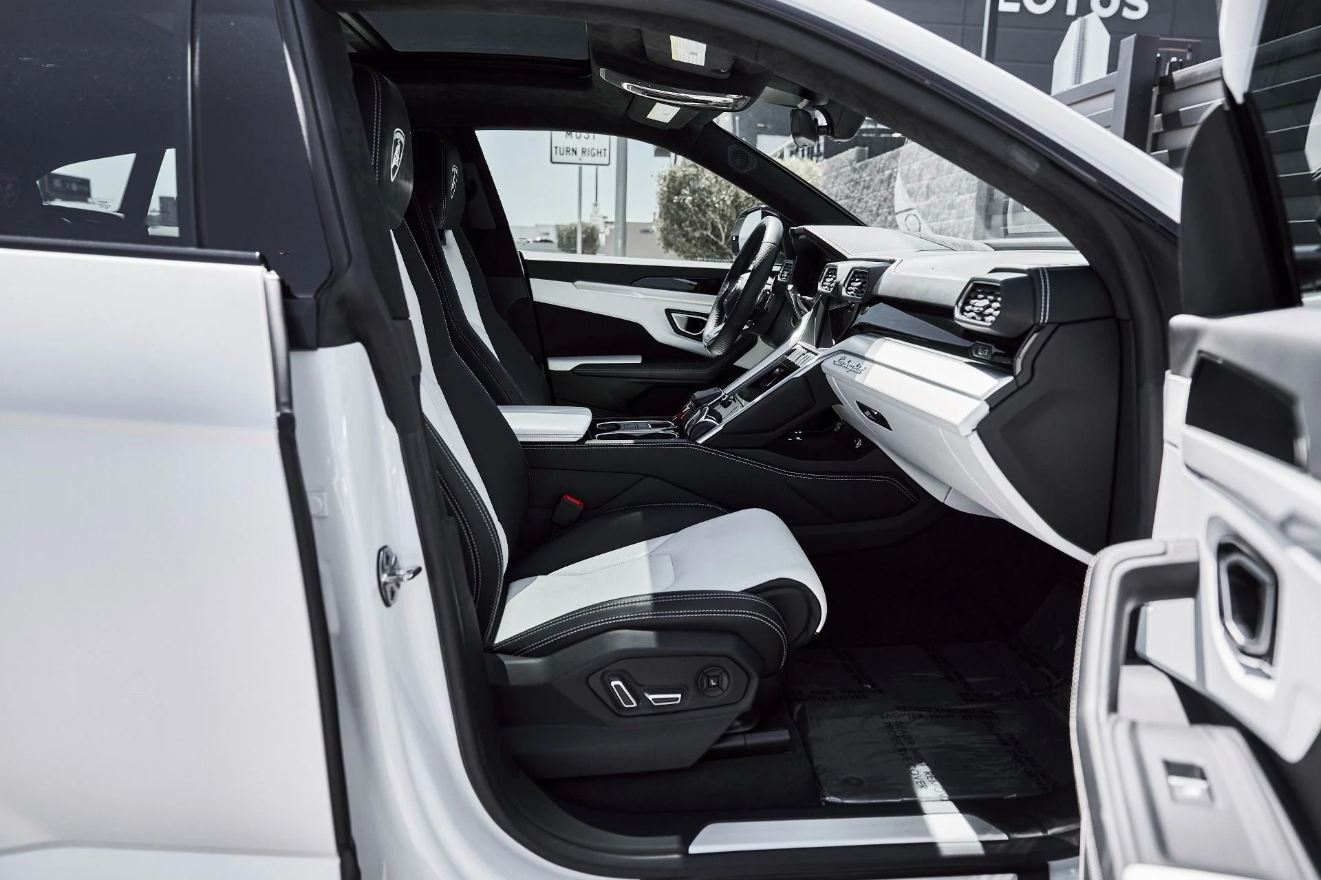 mph026_2759090961_Used_2019_Lamborghini_Urus_Base_1776301835_664ec4bfa4