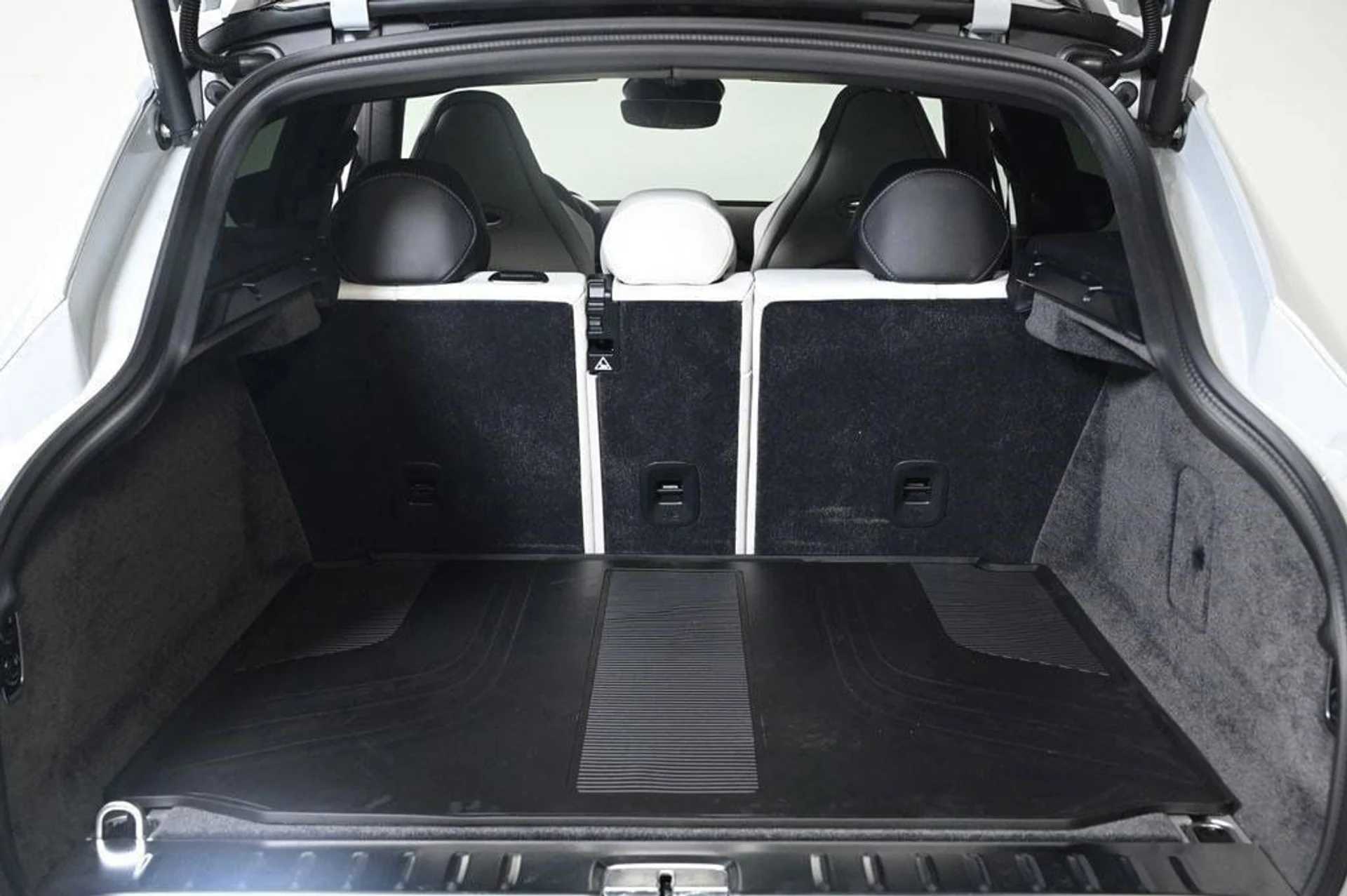 mph026_2824638413_new_2025_aston_martin_dbx_707awd_11350_22854859_26_1024_6fe1dfca6b