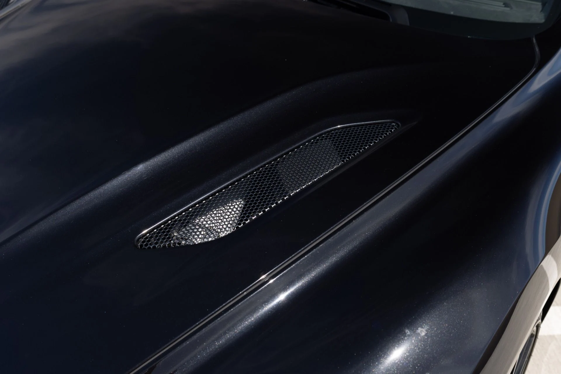 mph026_2829952092_Used_2015_Aston_Martin_Vanquish_Volante_1776978035_0f6e64417e