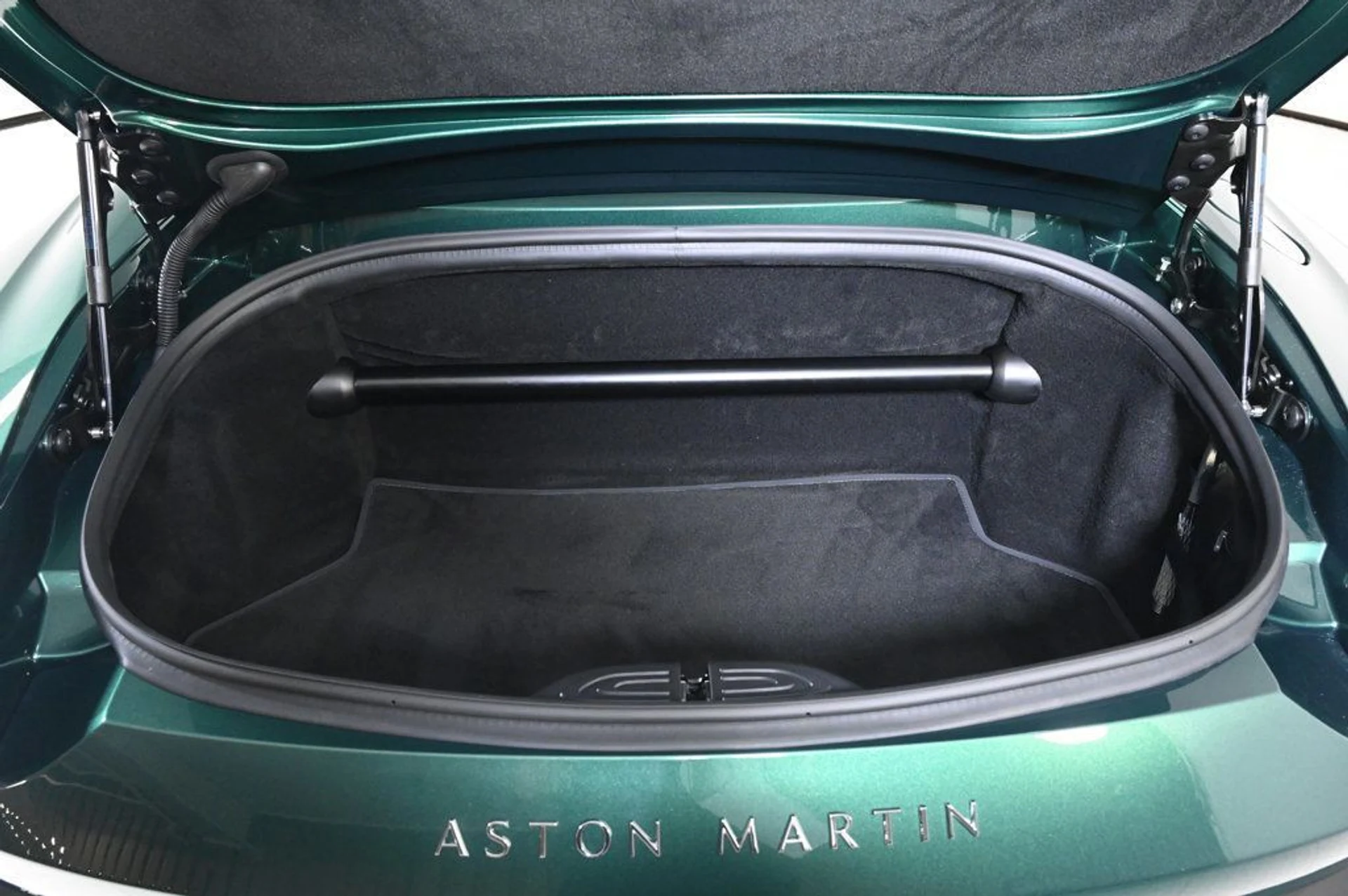 mph026_2837281211_new_2026_aston_martin_vantage_sroadster_11350_22964213_26_1024_4ad7b4ea38