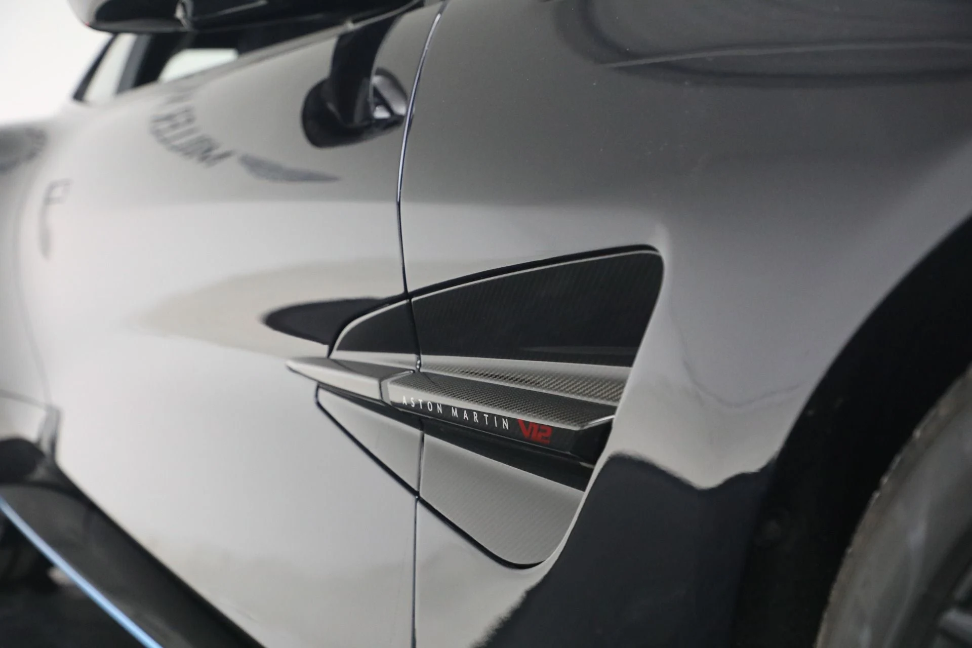 mph026_2837683455_Used_2025_Aston_Martin_Vanquish_1771024271_bba9d692be
