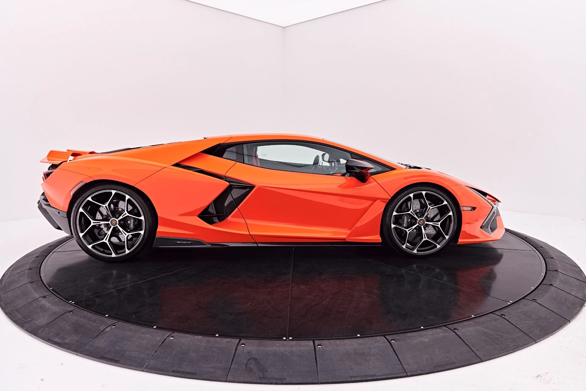 mph026_2841807627_Used_2024_Lamborghini_Revuelto_Base_1786150909_4df79f075e