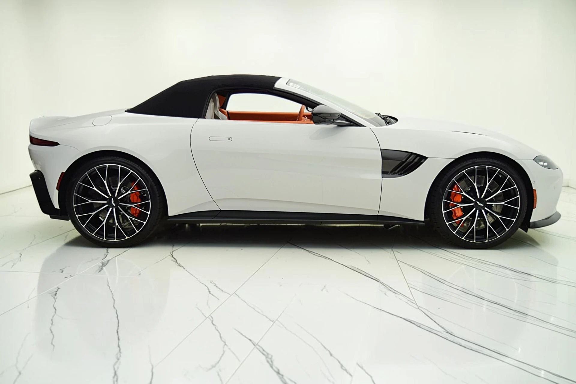 mph026_2848501689_Used_2023_Aston_Martin_Vantage_Roadster_f9af6a293f