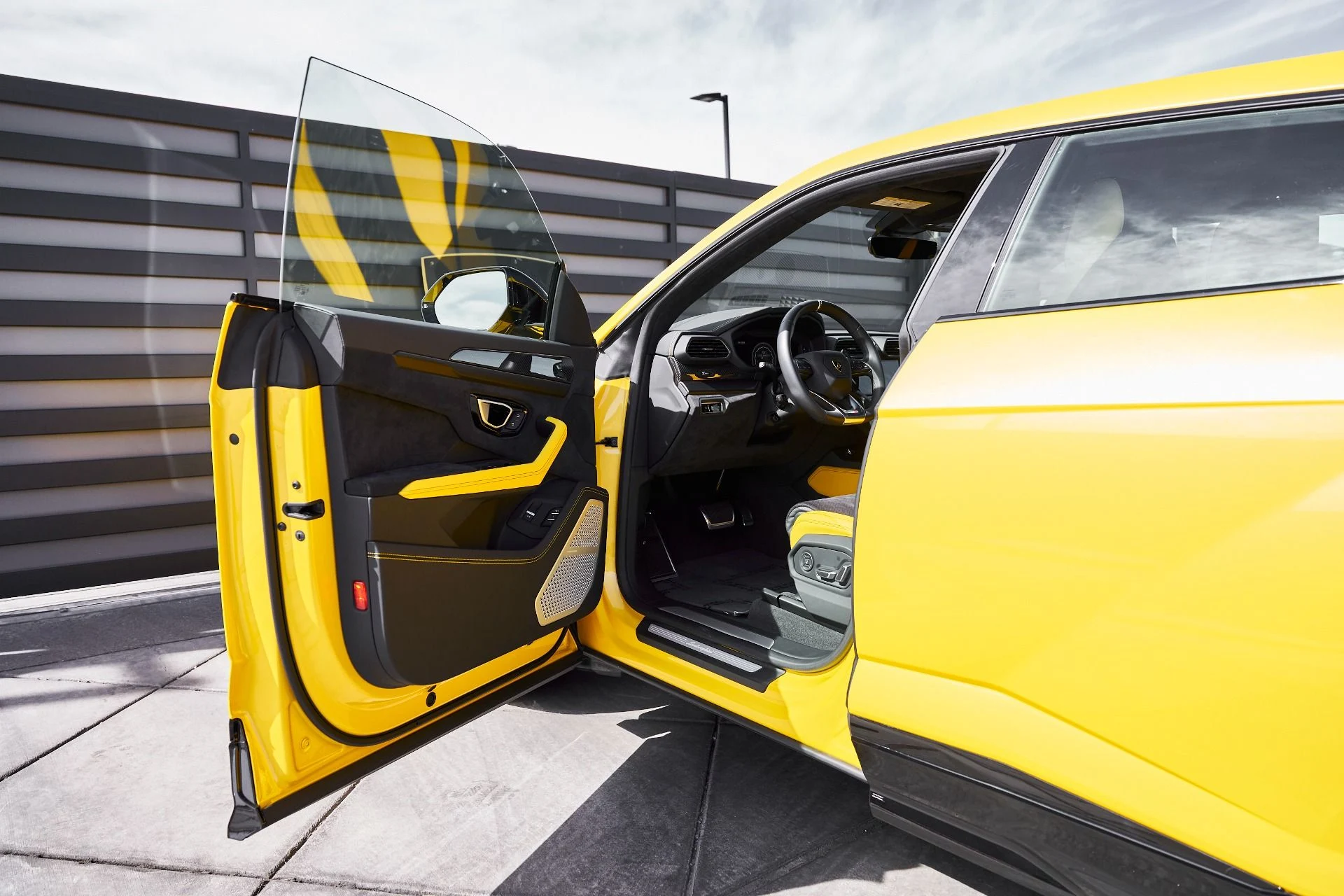 mph026_2848583461_Used_2021_Lamborghini_Urus_Pearl_Capsule_1772843473_698ee0a184