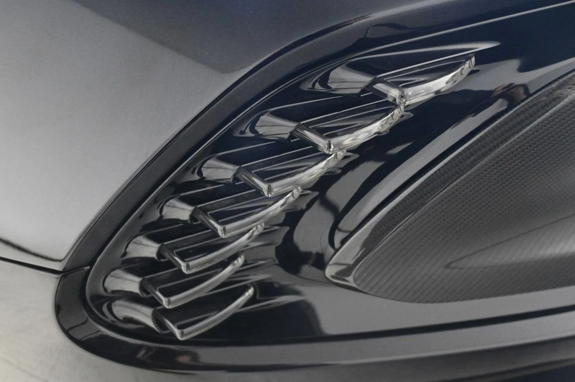 mph026_2849870415_used_2025_aston_martin_vanquish_v12_11350_22957360_26_1024_a1629e52db