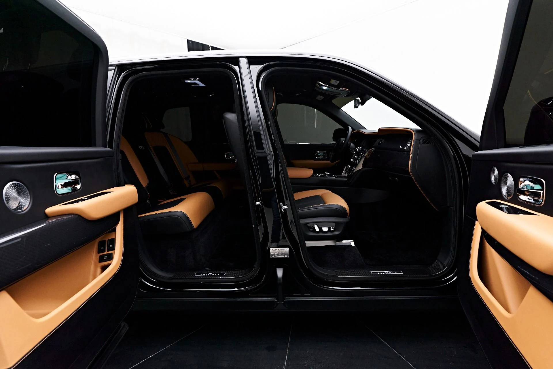 mph026_2875023966_Used_2022_Rolls_Royce_Cullinan_Base_1679686724_27aa1b4904