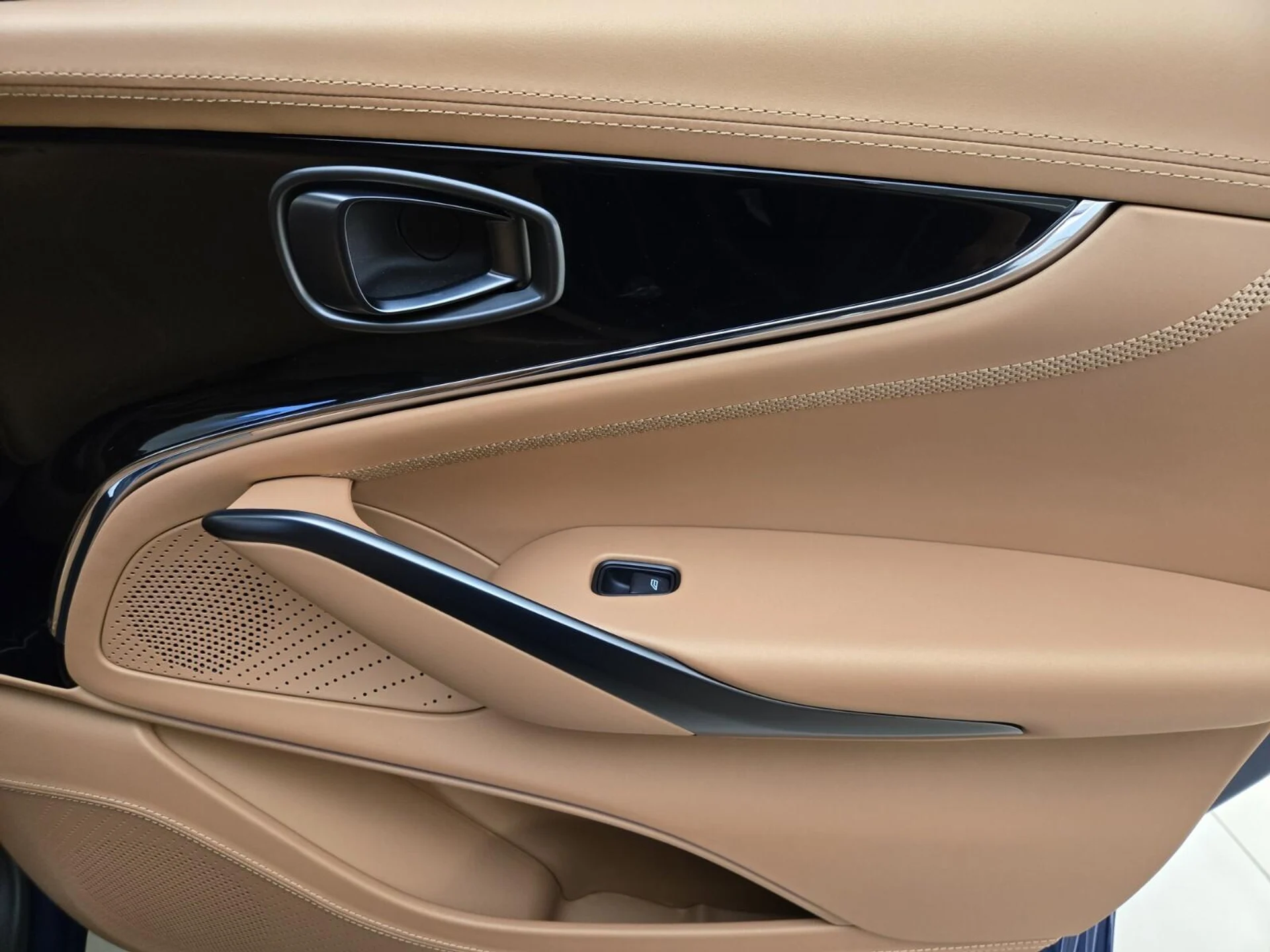 mph026_2904359205_New_2025_Aston_Martin_DBX_707_1753162728_eff81cc9a4