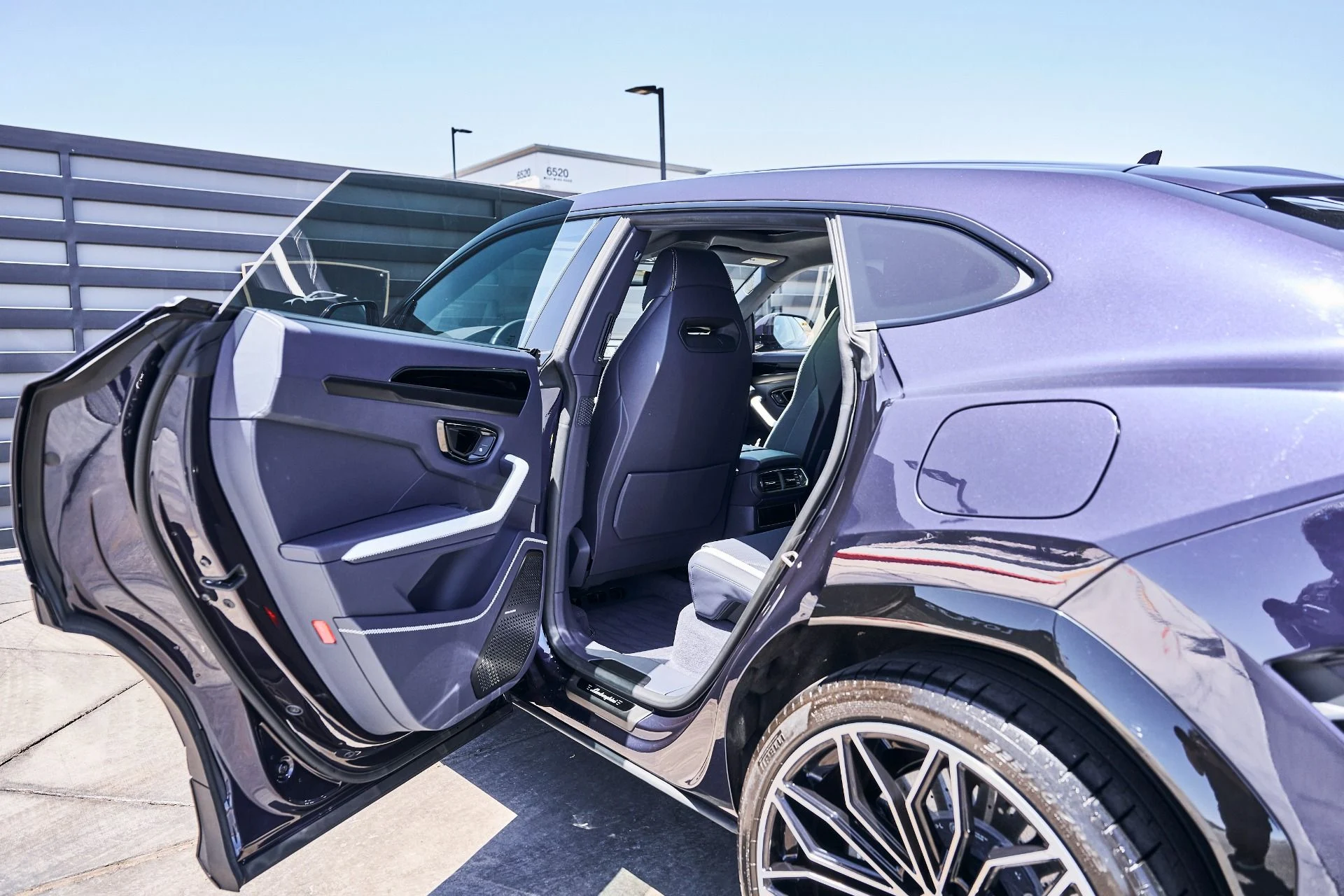 mph026_2912610130_Used_2025_Lamborghini_Urus_SE_1780417768_797d47740f