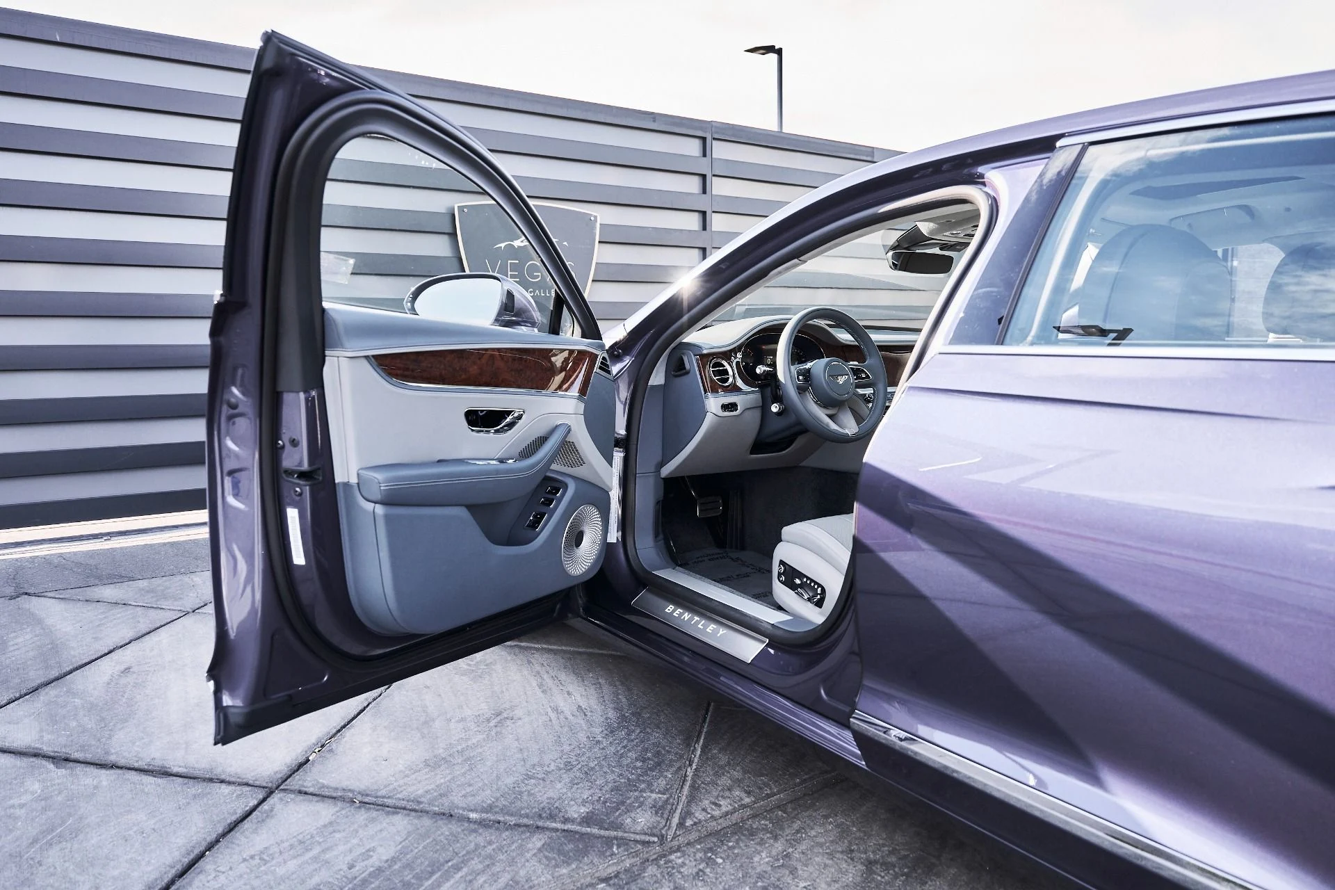 mph026_2925475508_Used_2026_Bentley_Flying_Spur_V8_1775613279_3aad971a97