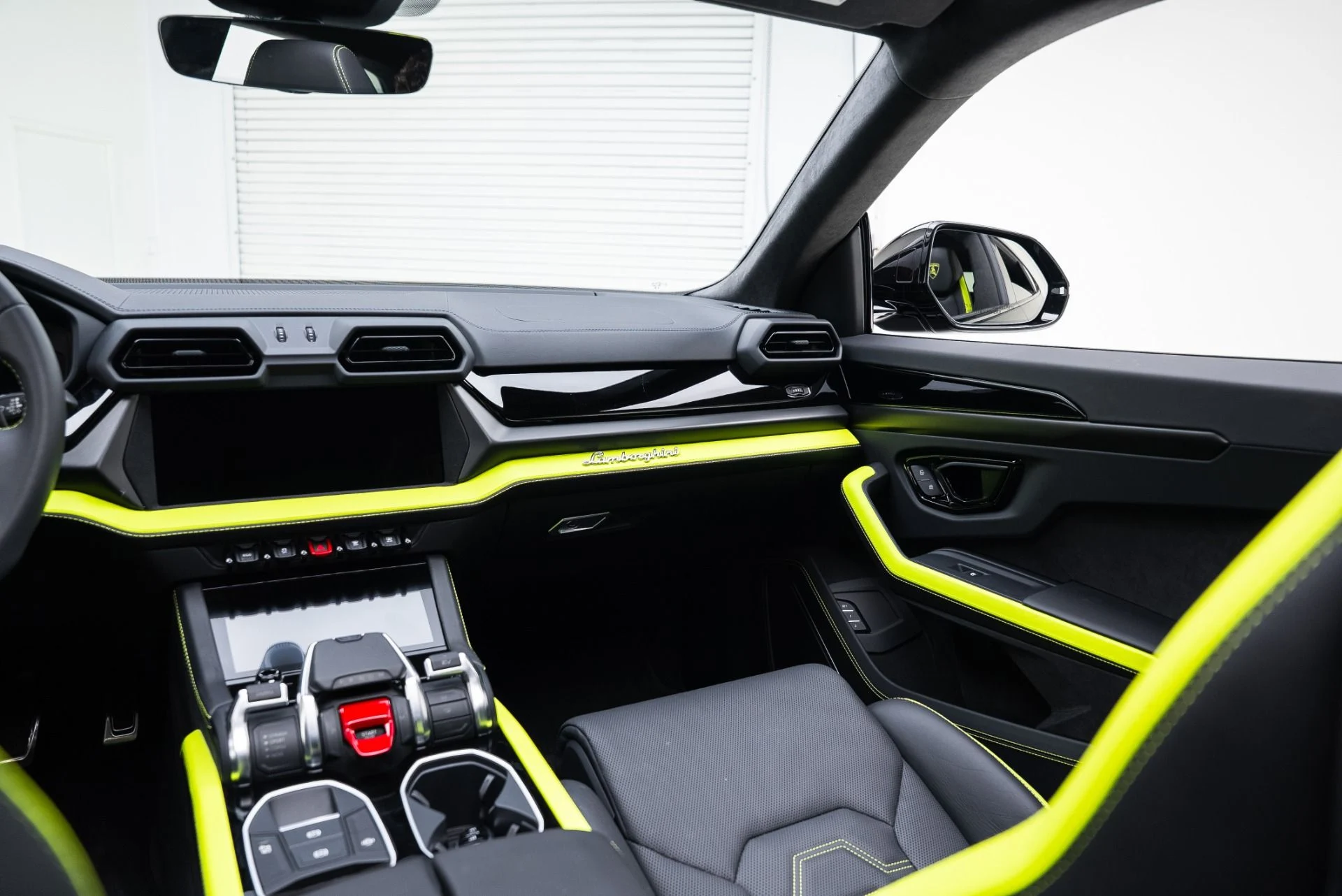 mph026_2951839074_Used_2025_Lamborghini_Urus_SE_1767912068_77bed451c1