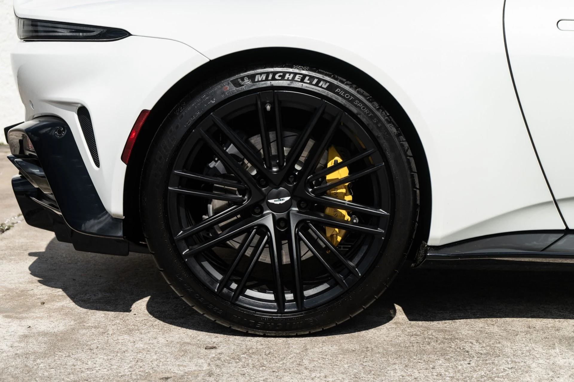 mph026_2962453052_Used_2025_Aston_Martin_Vantage_1778624403_530a1f1b5f