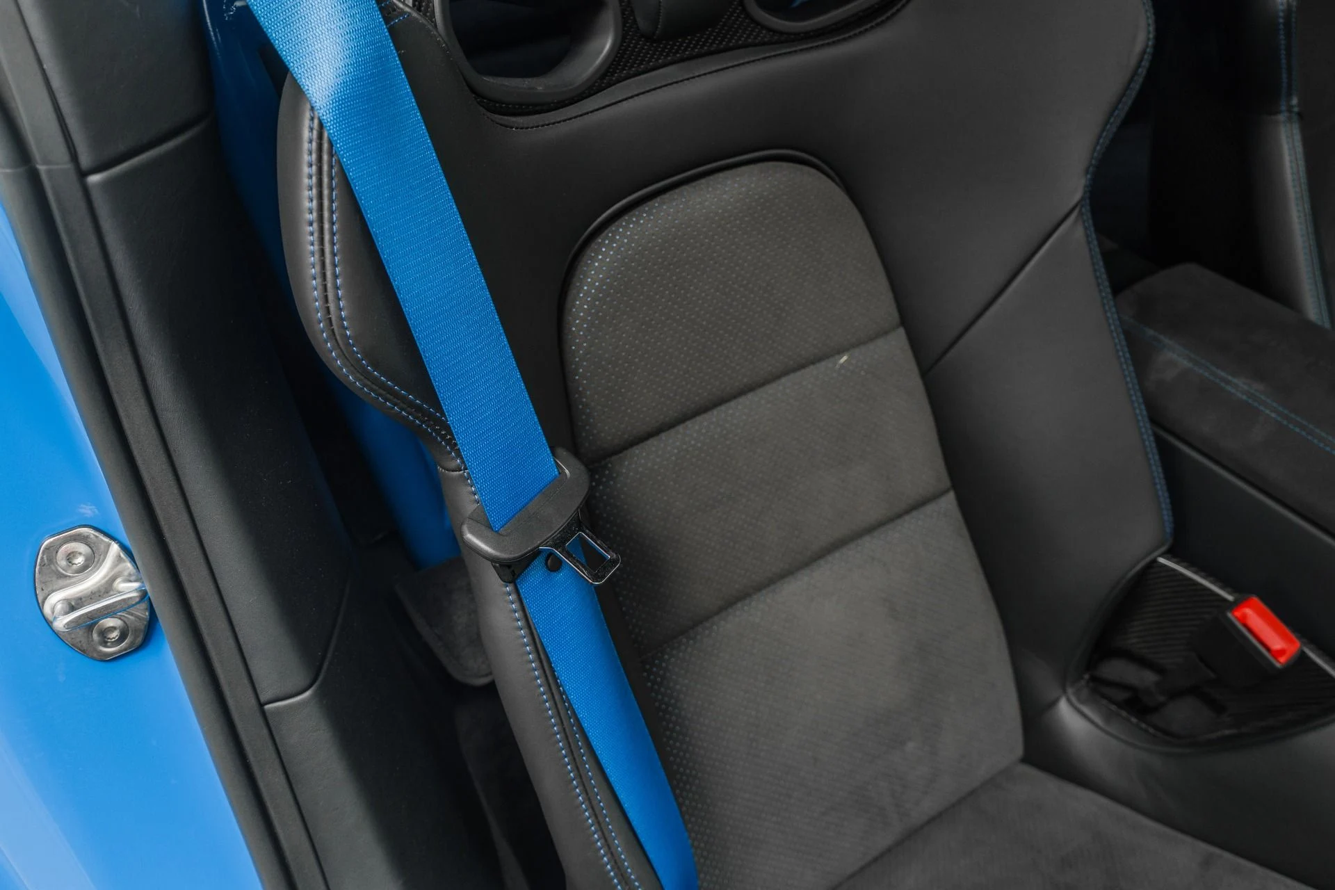 mph026_2969241661_Used_2022_Porsche_911_GT_3_Carbon_Buckets_Blue_Stitching_and_Belts_1768487811_7824722e5a