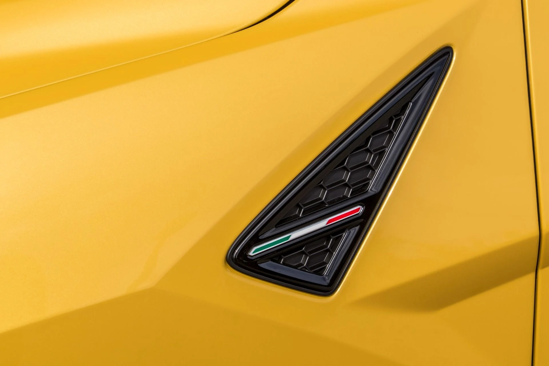 mph026_2998728085_Used_2021_Lamborghini_Urus_Pearl_Capsule_w_Vorsteiner_Carbon_Sensonum_Park_Assist_Pano_Roof_1710450242_64f9de1be1